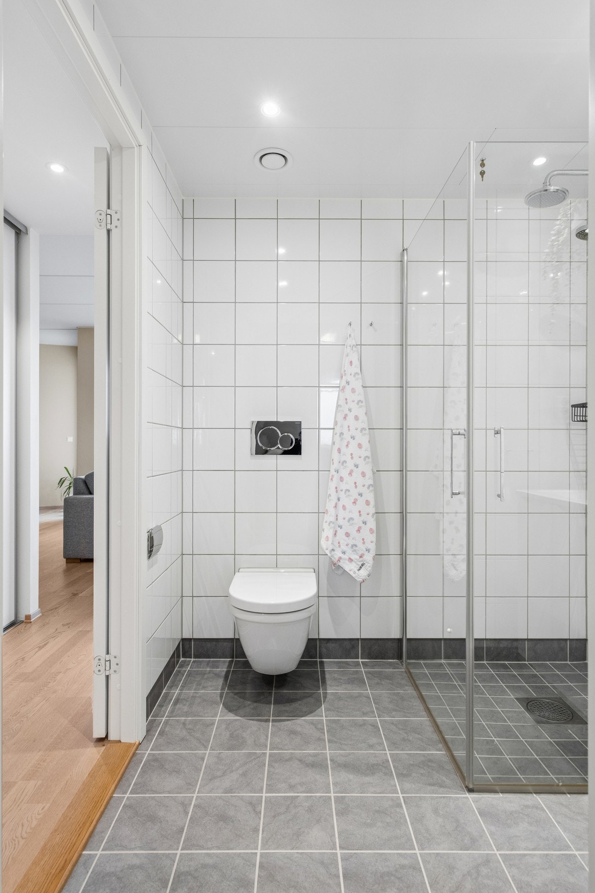 Badet er smart plassert med adkomst fra både gang og soverom. Galleribilde