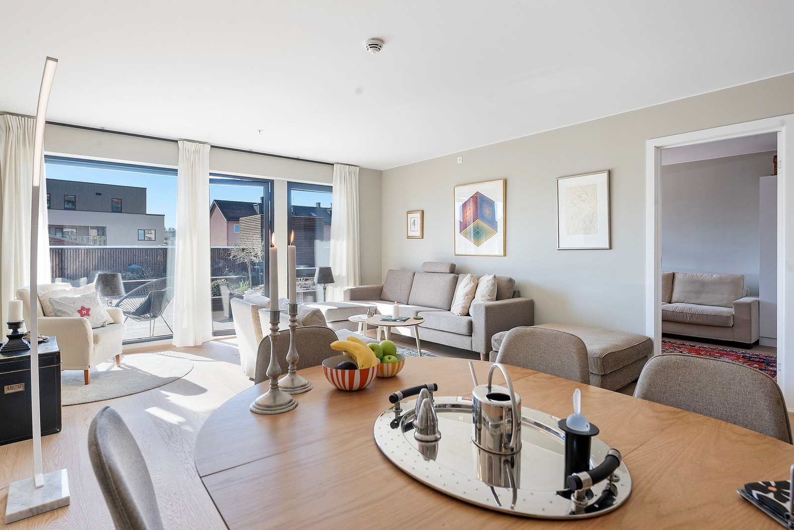 Masse lysinnslipp med vestvendt terrasse Galleribilde