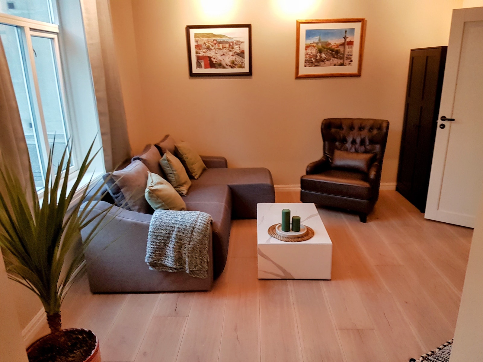 Stue med inngang til soverom Galleribilde