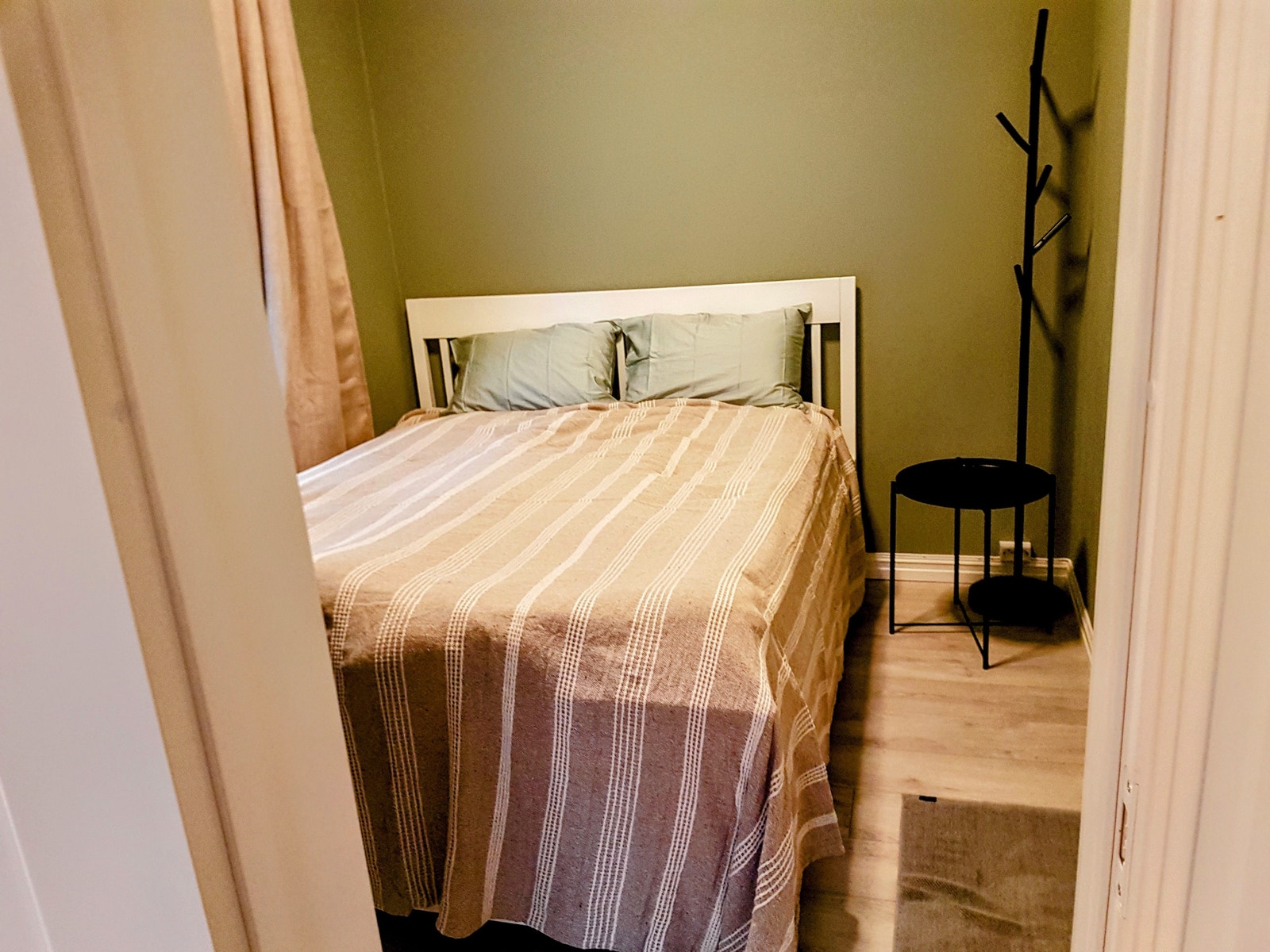 Soverom med inngang til bad Galleribilde