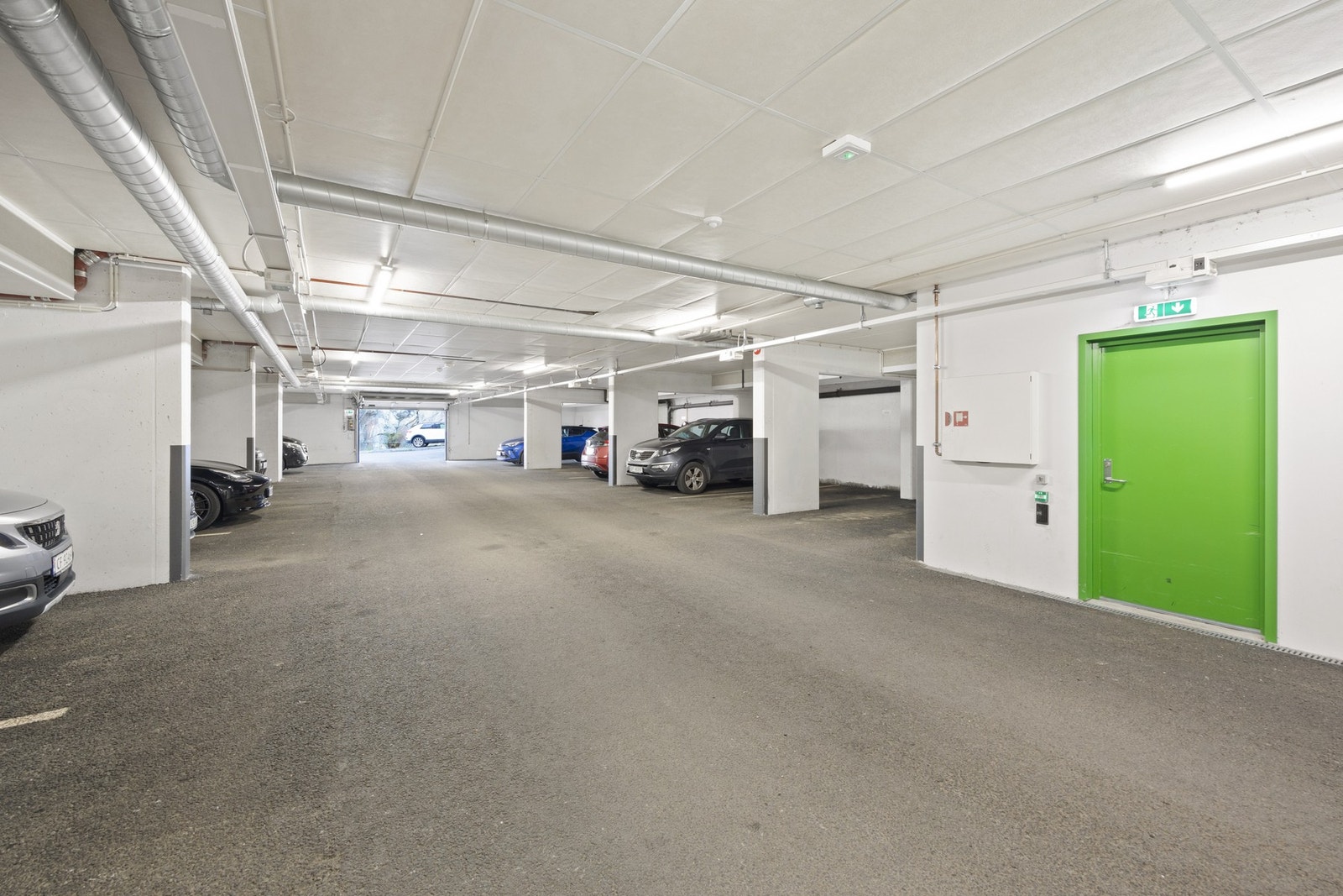Det medfølger fast garasjeplass i felles, lukket garasjeanlegg i kjeller (plass nr. 303). Herfra er det heis direkte opp til leilighetsplanet. Galleribilde