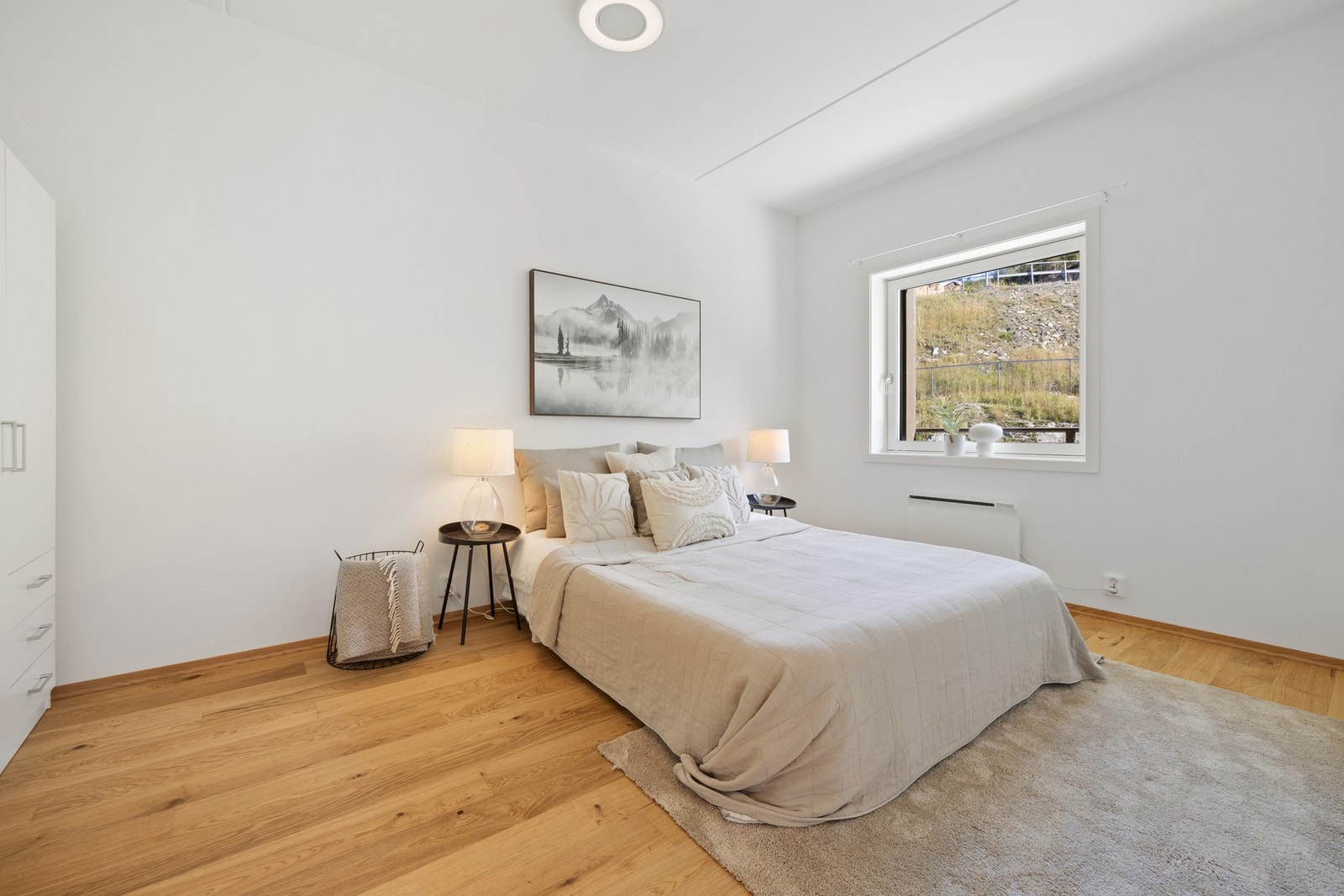 Hovedsoverommet fremstår som meget tiltalende med lysmalte slette veggflater og enstavs parkett på gulv. Galleribilde