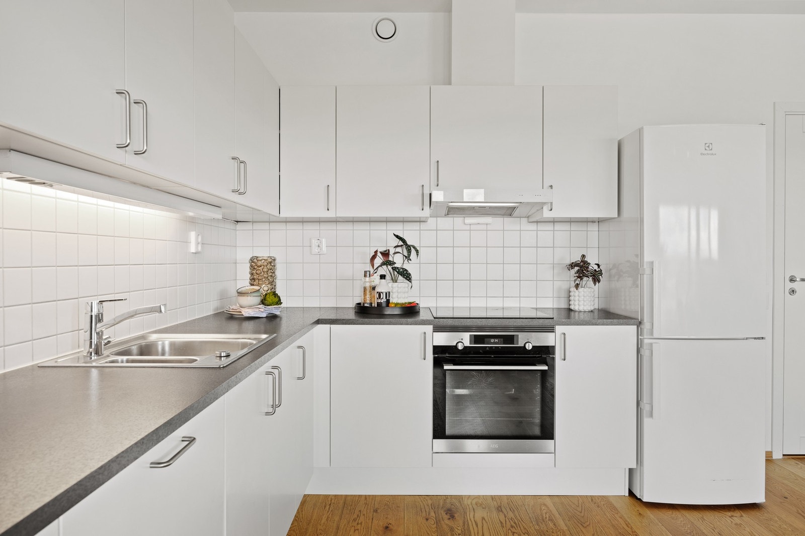 Av hvitevarer medfølger integrert stekeovn, platetopp, oppvaskmaskin, samt frittstående kjøle-/ og fryseskap. Galleribilde