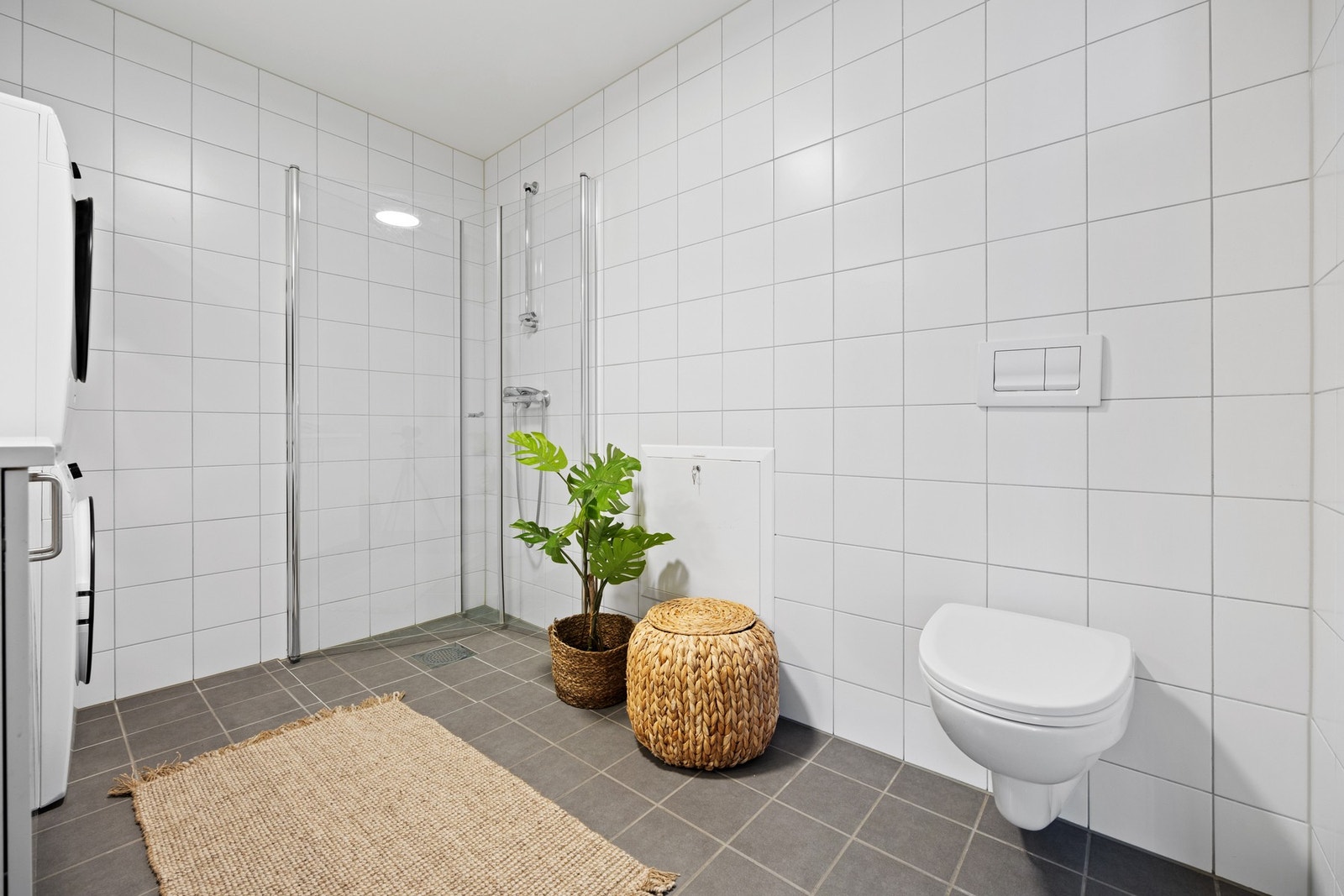Det er avsatt plass, samt opplegg for vaskemaskin og tørketrommel i egen vaskesøyle. Galleribilde