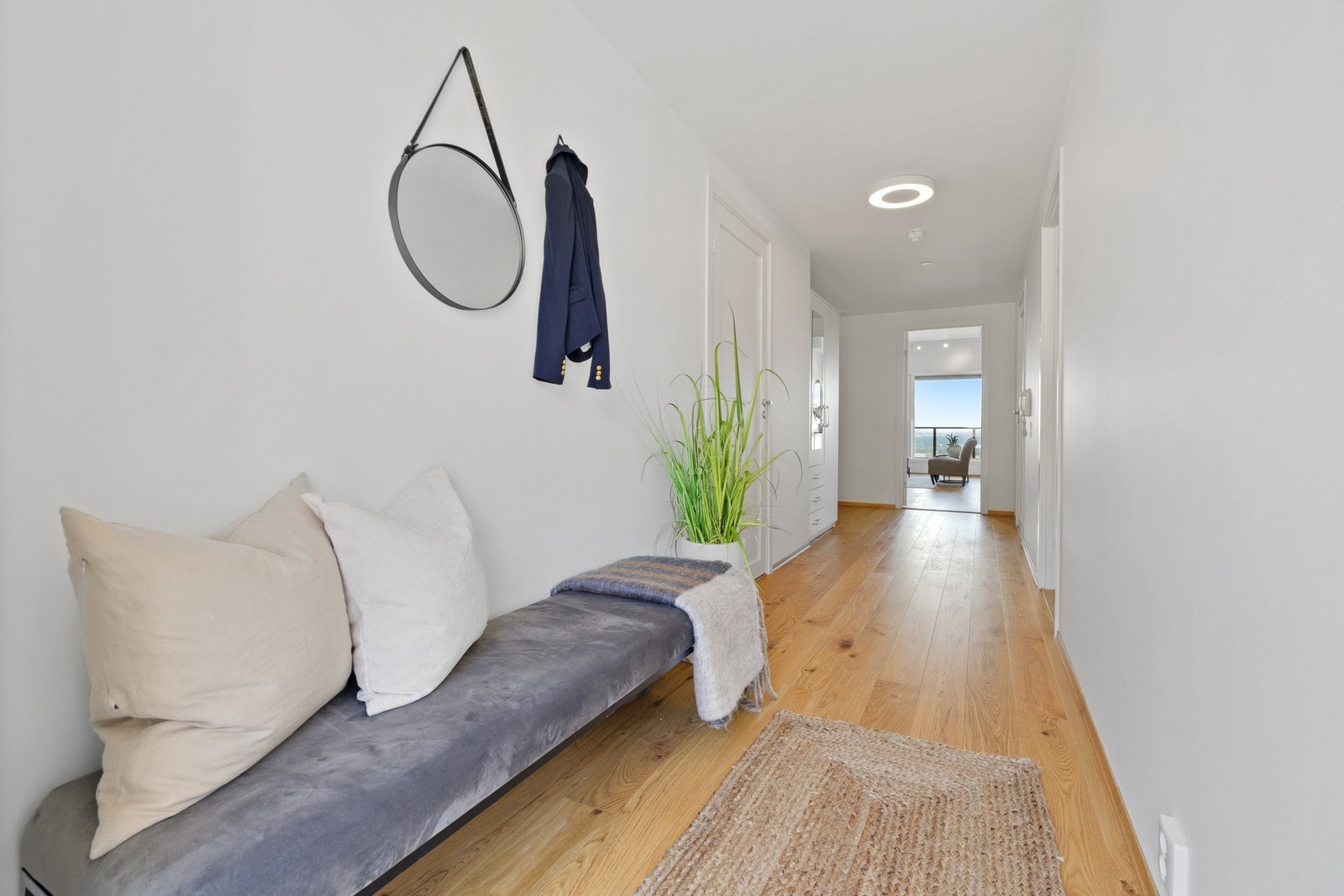 Tiltalende entre/gang med nydelig enstavs parkett på og lysmalte slette veggflater som gir et godt førsteinntrykk. Galleribilde