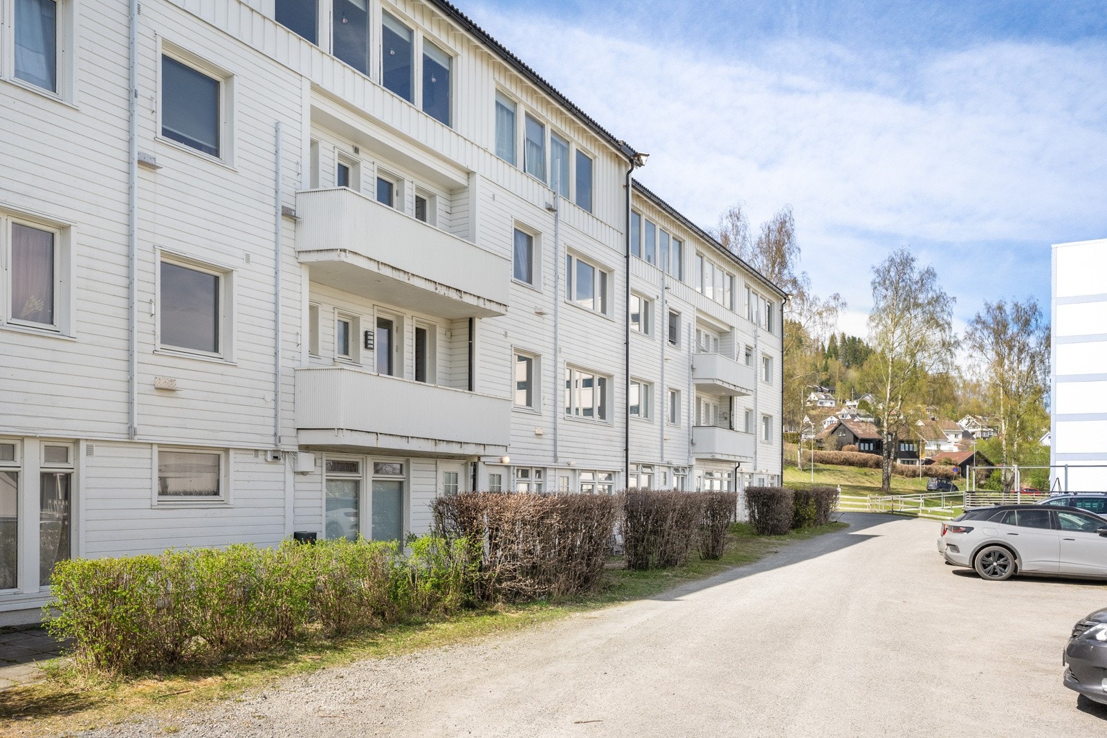Hver seksjon disponerer fast biloppstillingsplass. Galleribilde