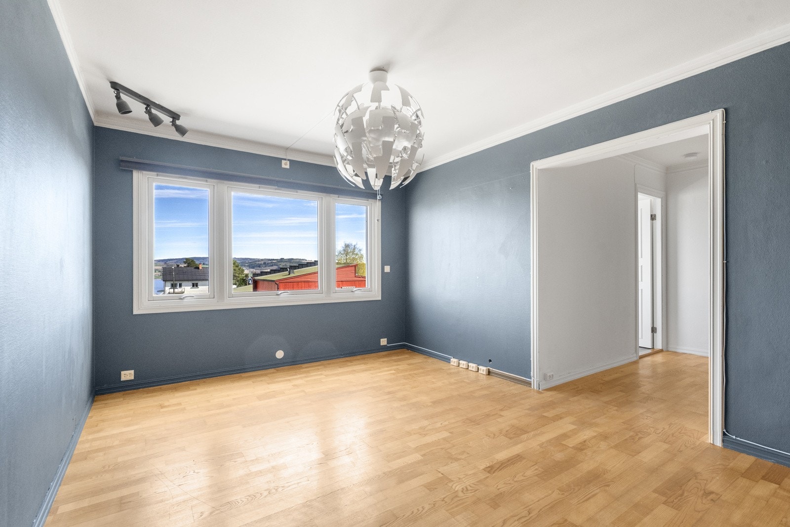 Stuen er lun og koselig med plass til sofa- og tv-møblement. Galleribilde