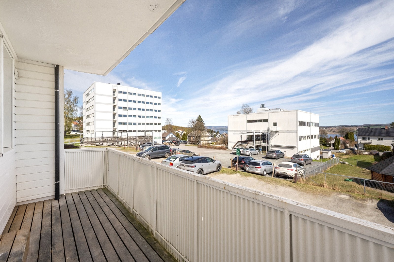 Fra kjøkkenet er det utgang til balkong. Galleribilde