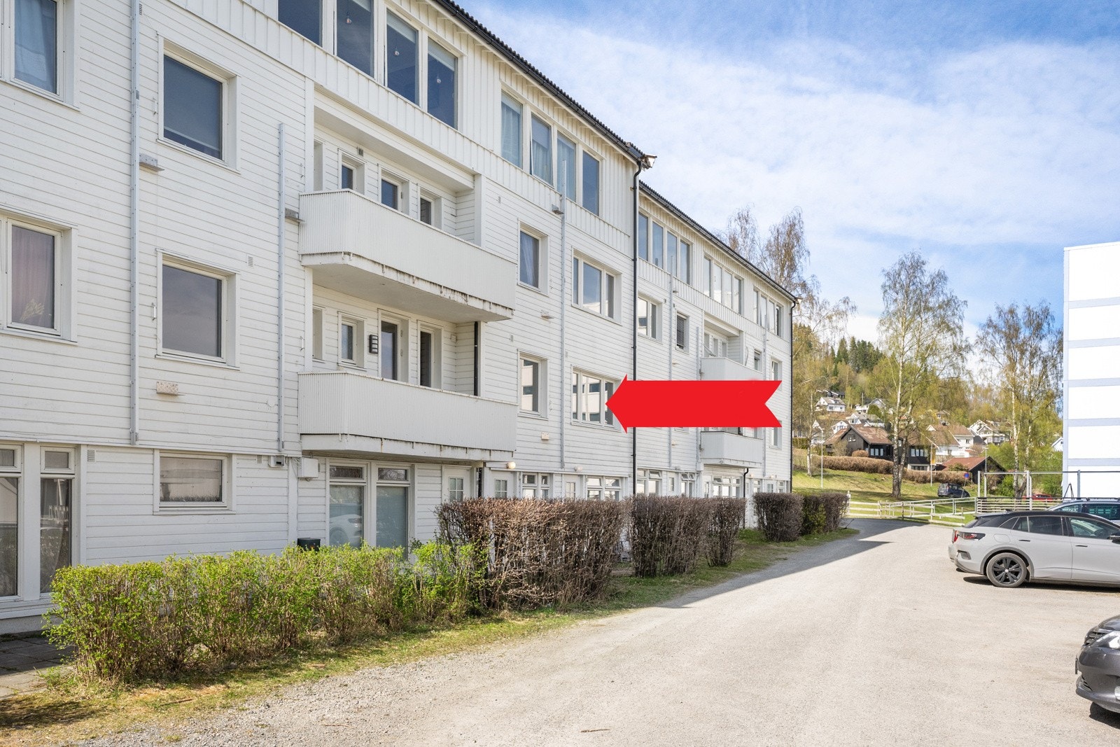 Her bor du i en høy 1. etasje med enkel adkomst fra gateplan, i et etablert og rolig boligområde. Galleribilde