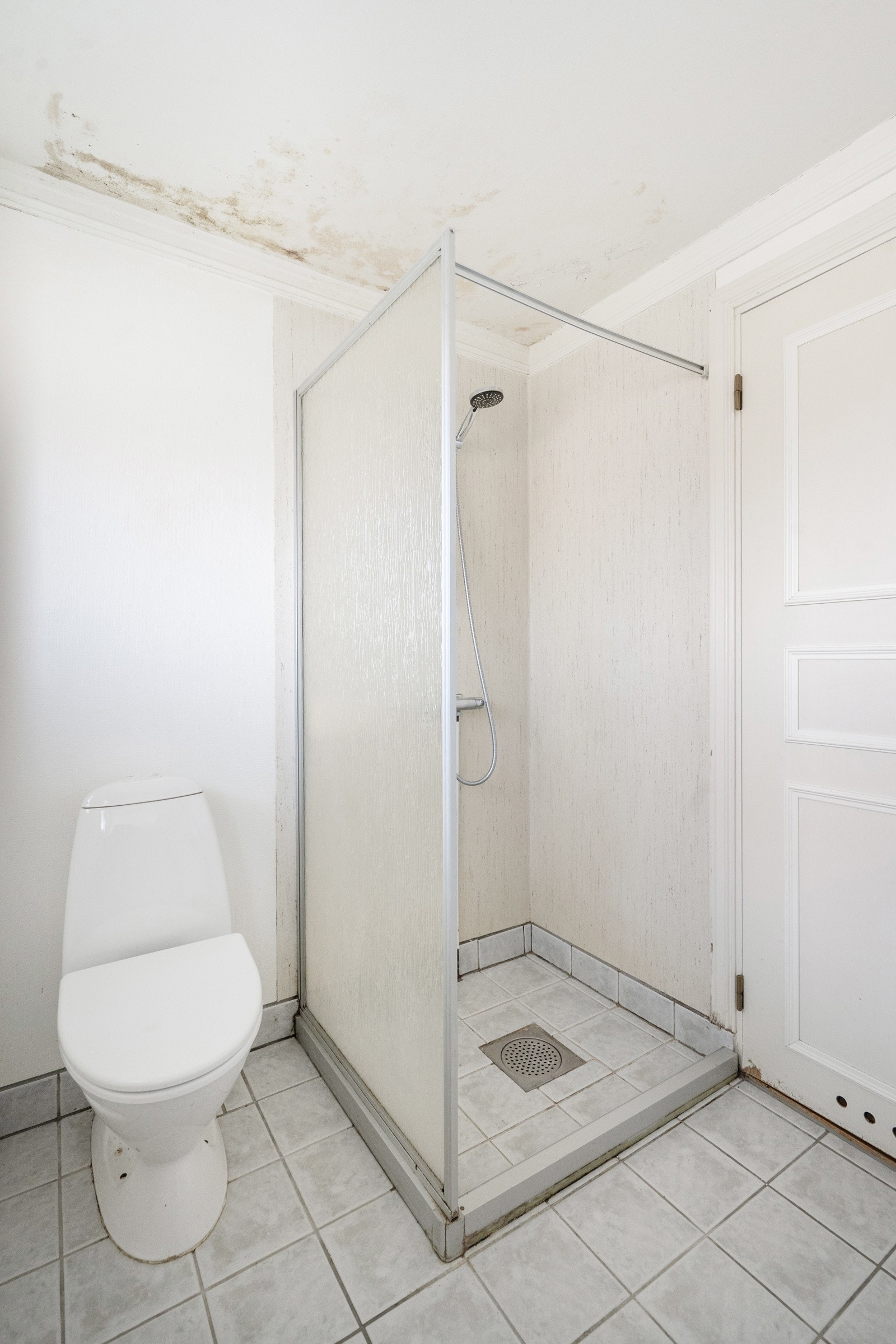 Badet er funksjonelt med dusjhjørne, toalett og servant med innredning. Galleribilde