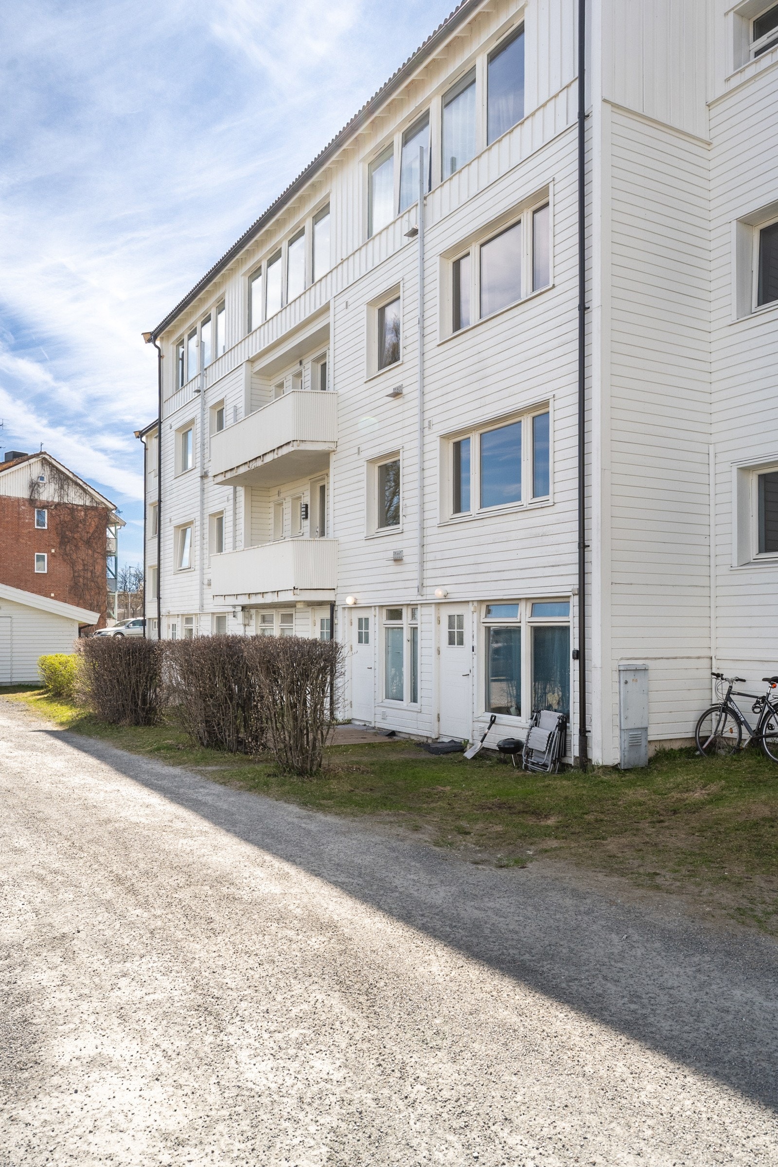 Med bussholdeplass rett utenfor døren ligger alt til rette for en enkel og effektiv hverdag. Galleribilde