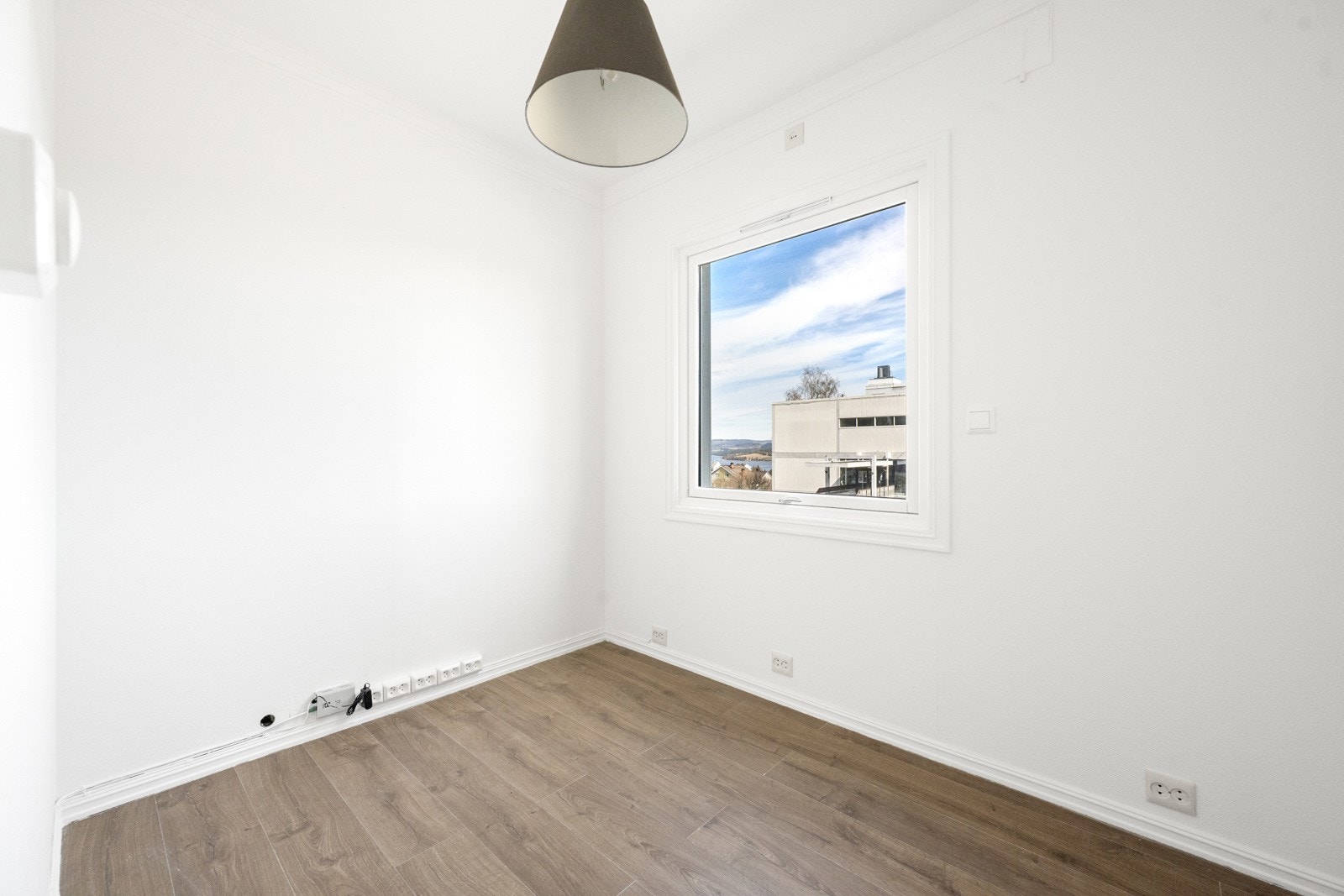 Deler av stuen er delt av og innredet som soverom. Dette er ikke byggemeldt / godkjent av kommunen. Galleribilde