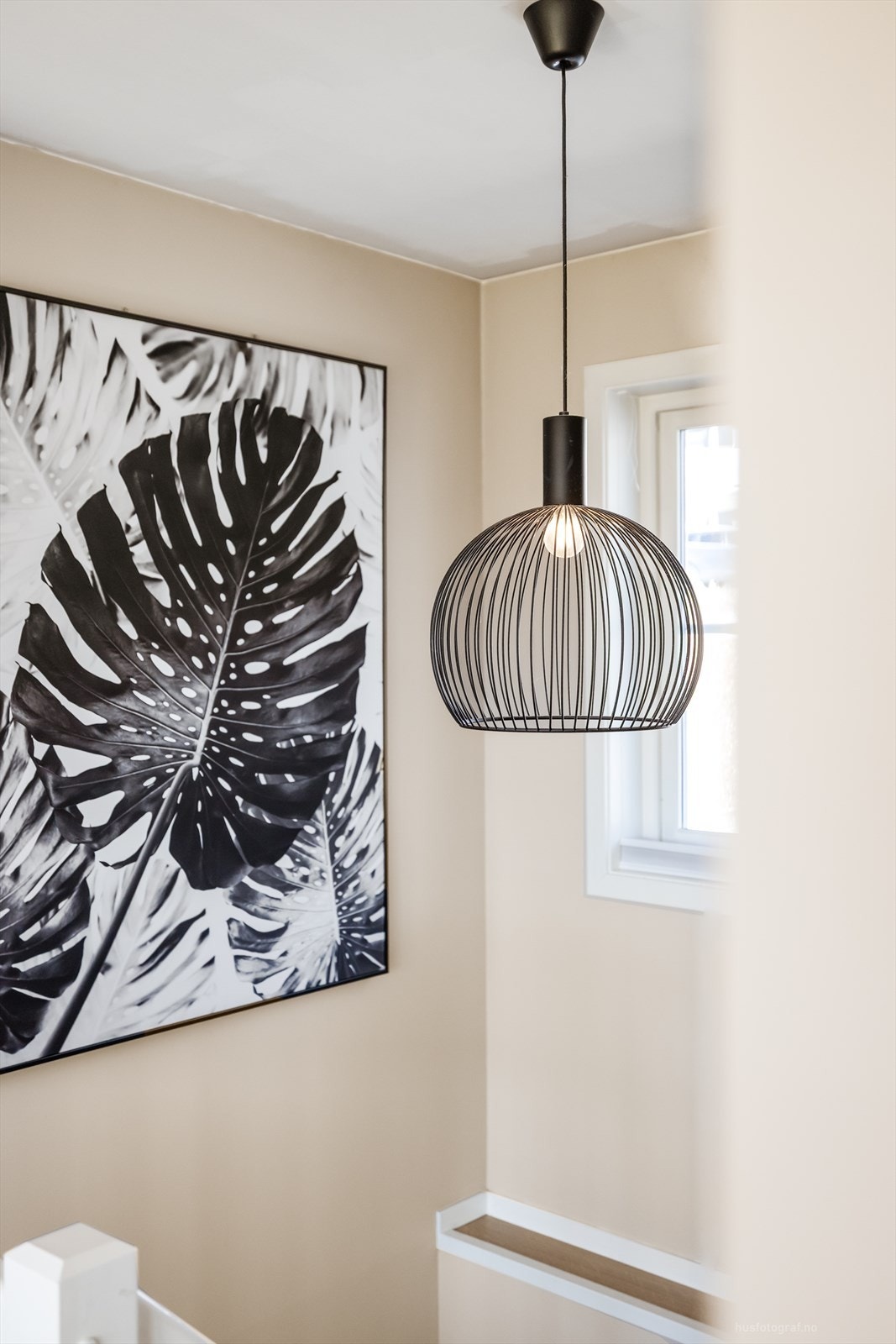 Tretrappen ned til underetasjen har teppefliser i trinnene for en lunere følelse. Galleribilde