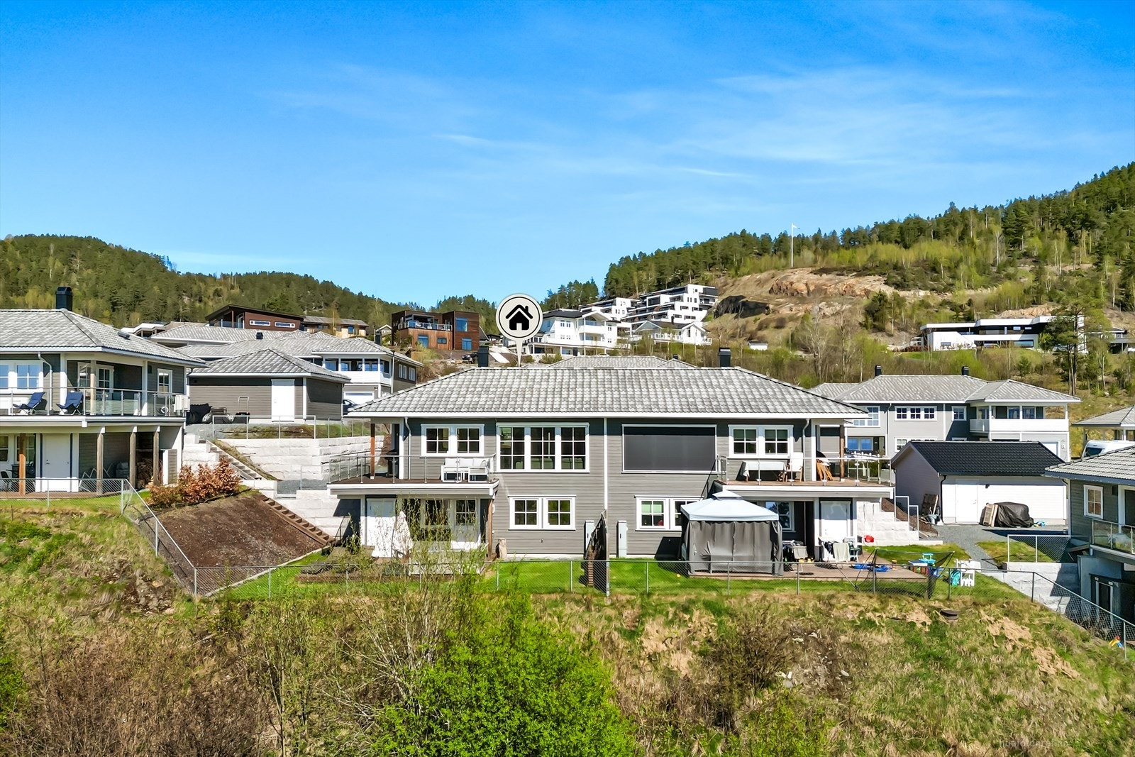 Vertikaldelt tomannsbolig fra 2019 med gjennomgående god standard. Boligen har balansert ventilasjon og 3-lags glass i vinduer. Galleribilde