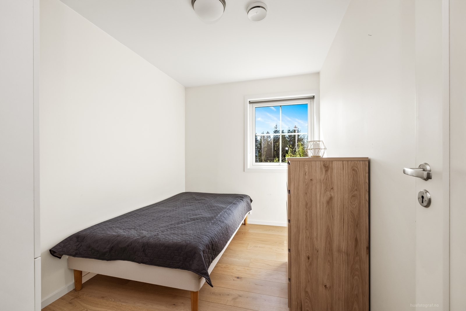 Det andre soverommet i etasjen egner seg godt som barnerom eller kontor. Galleribilde