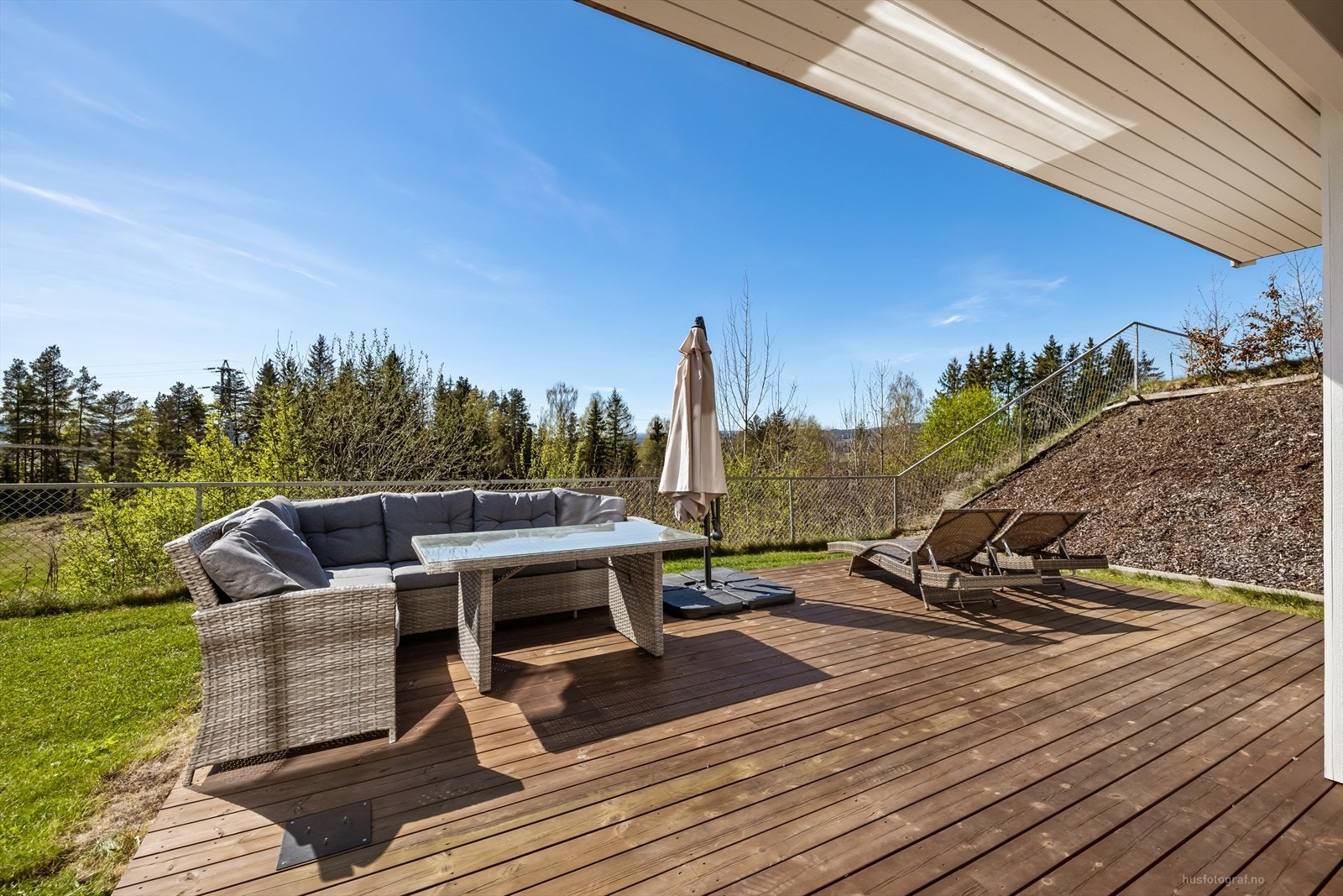 Den nedre terrasseplattingen er lagt direkte på mark og gir en fin overgang til hagen. Galleribilde