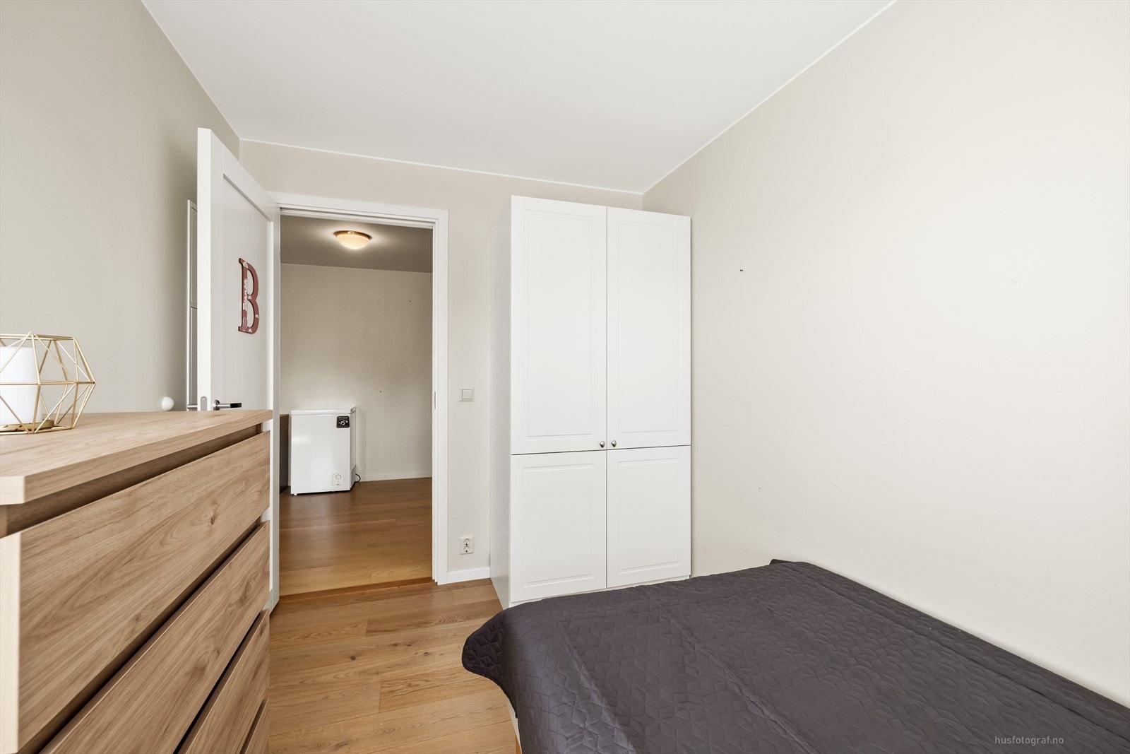 Alle soverommene har parkett på gulv og malte veggflater. Galleribilde
