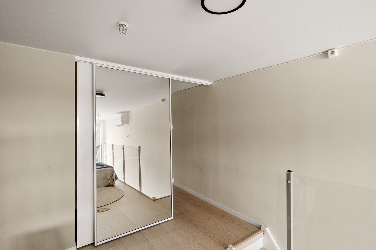 Stor skyvedørsgarderobe- både pent og praktisk Galleribilde