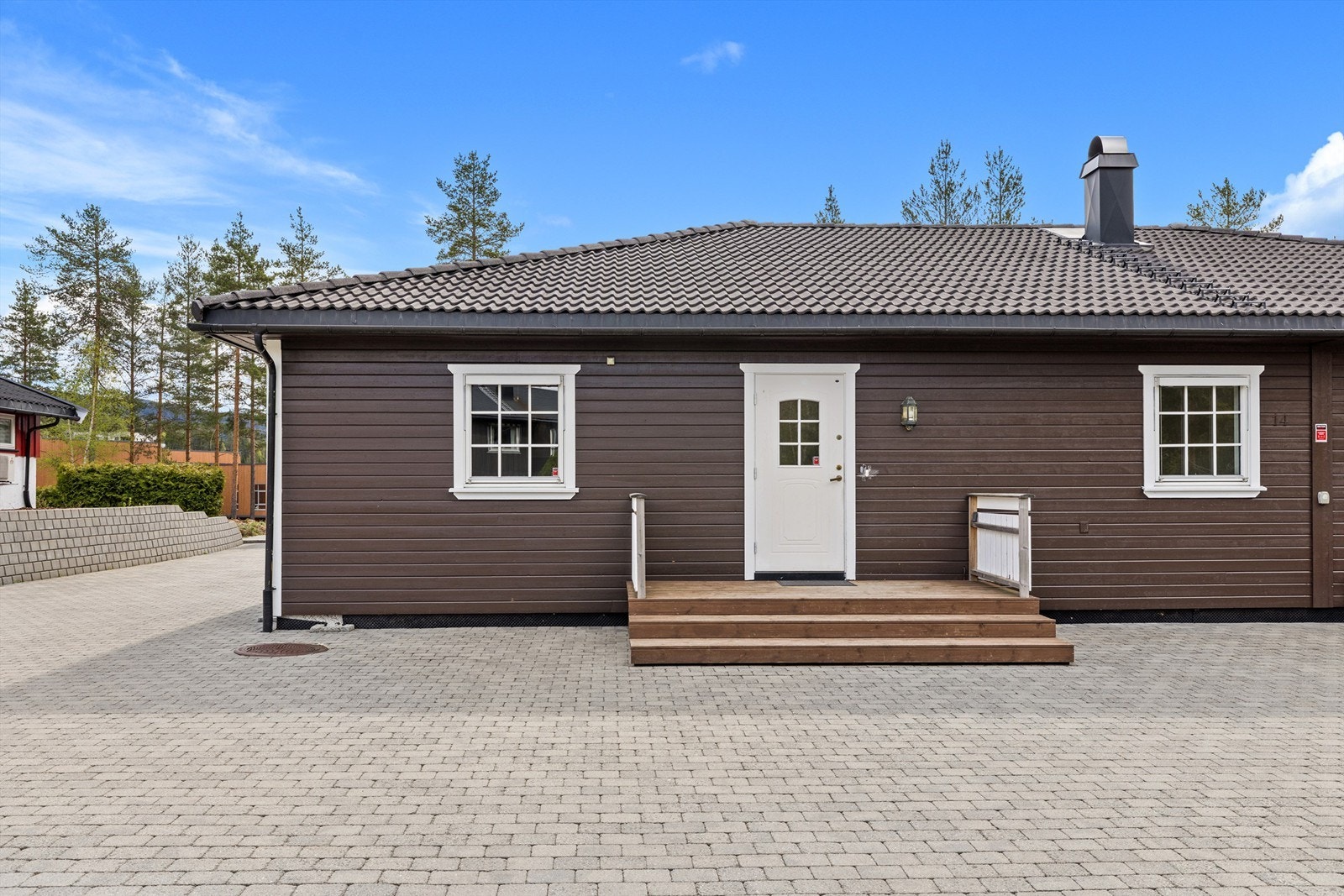 Boligen har 3 soverom, bad, stue og kjøkken i åpen løsning, teknisk rom/bod. Galleribilde