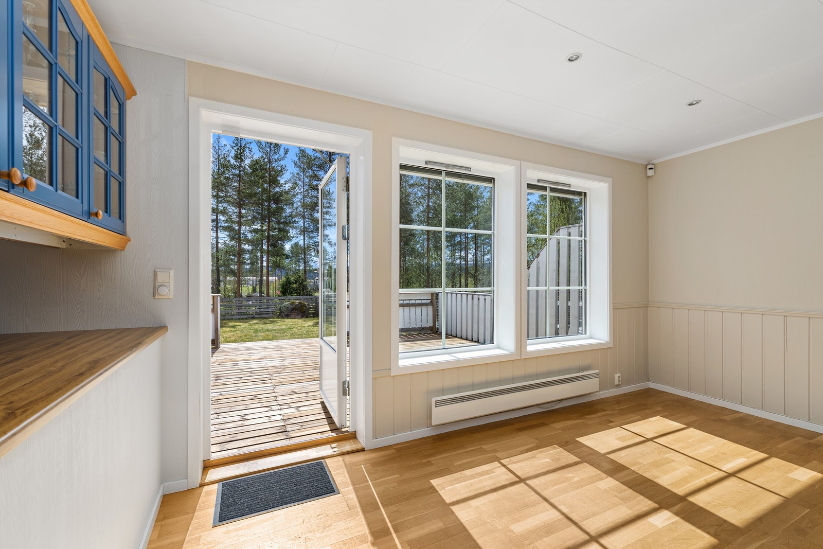 Vinduene i front vender rett ut mot hagen, og det er utgang til den solrike terrassen. Galleribilde