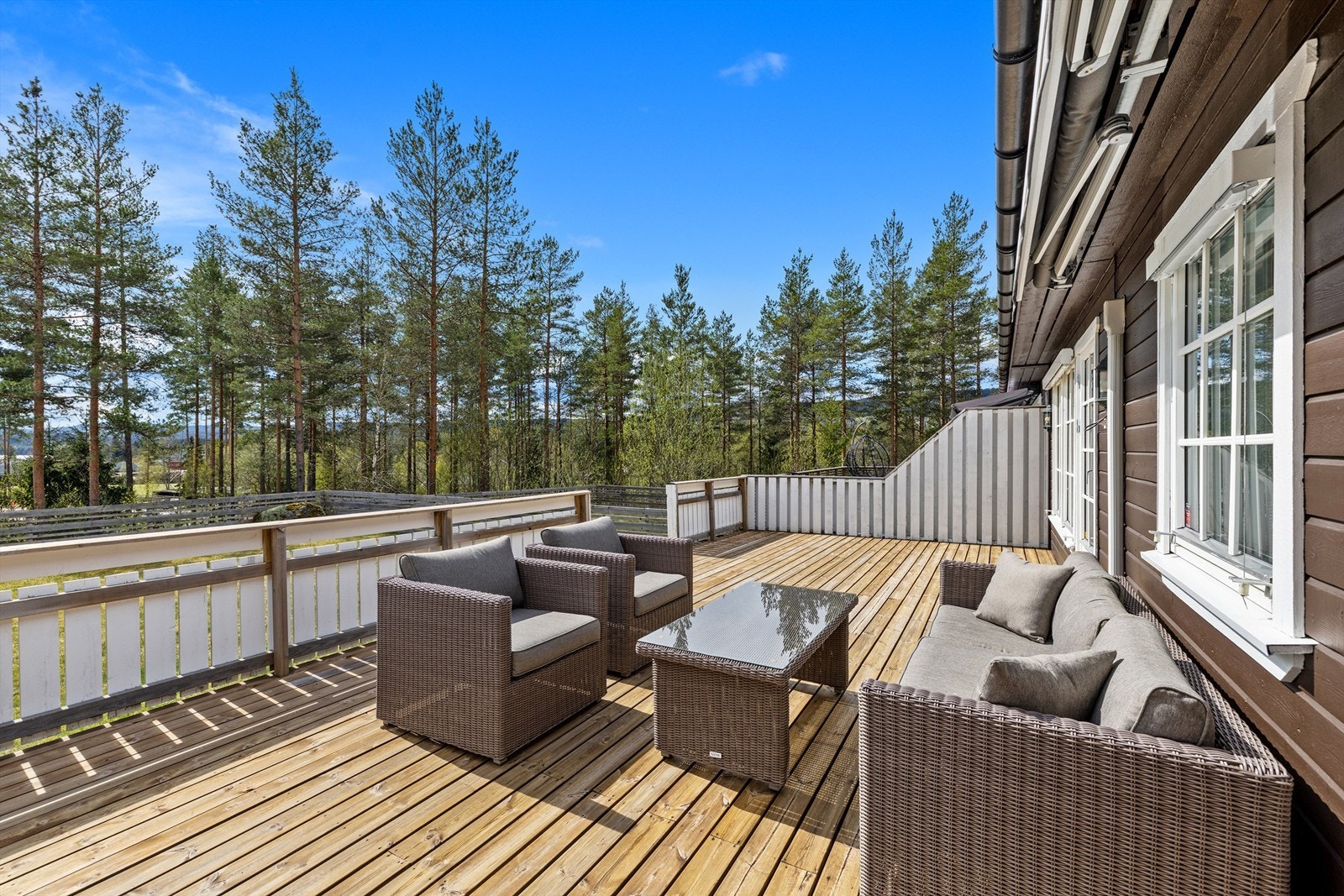 Romslig og solrik terrasse. Galleribilde