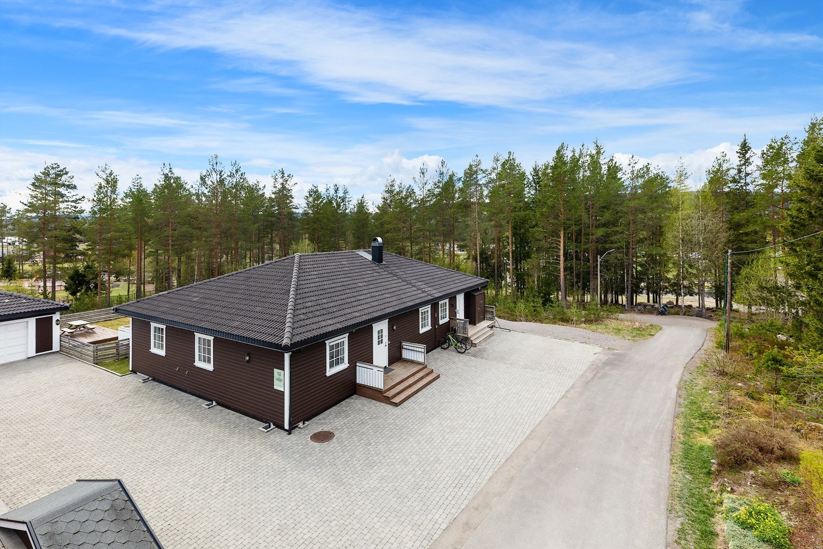 Boligen ligger i et rolig og barnevennlig boligområde på Harestua i Lunner kommune. Galleribilde
