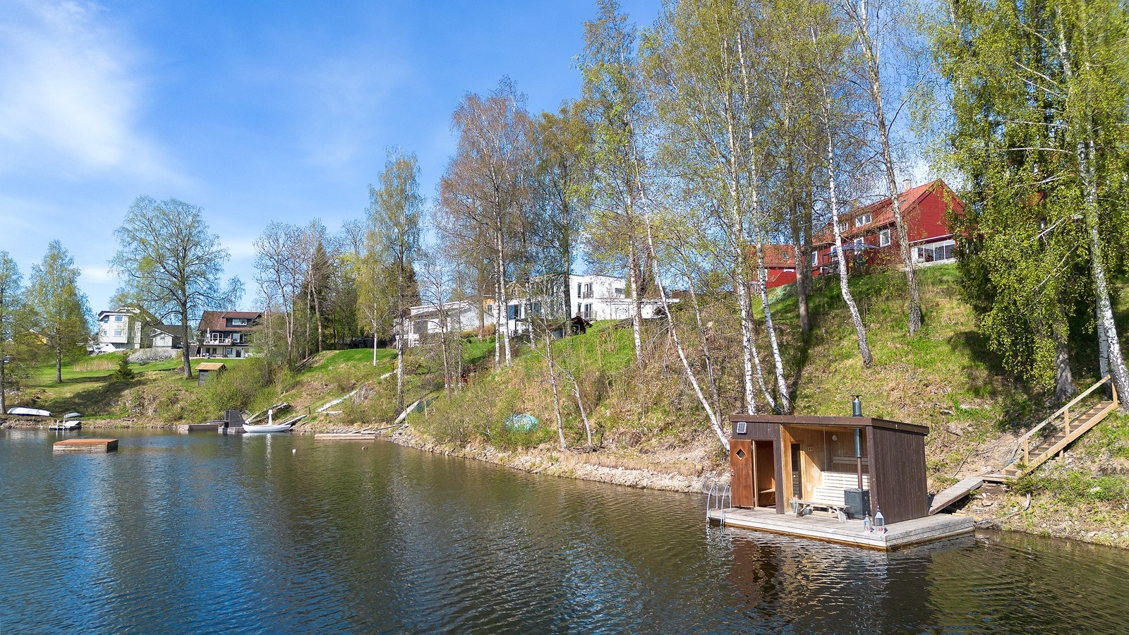 På vinteren er det skiløyper og oppkjørte skøyteløyper på vannene, og selvsagt isbading etter badstue for de som ønsker Galleribilde