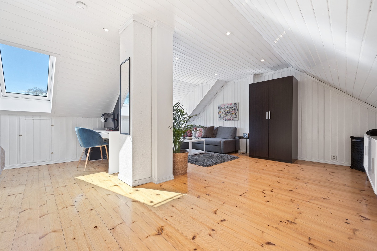 Boligen har også en flott loftstue med alkoveløsning - en perfekt ekstra stue eller lekerom for de yngste i familien og evt. som kontor eller gjesterom Galleribilde