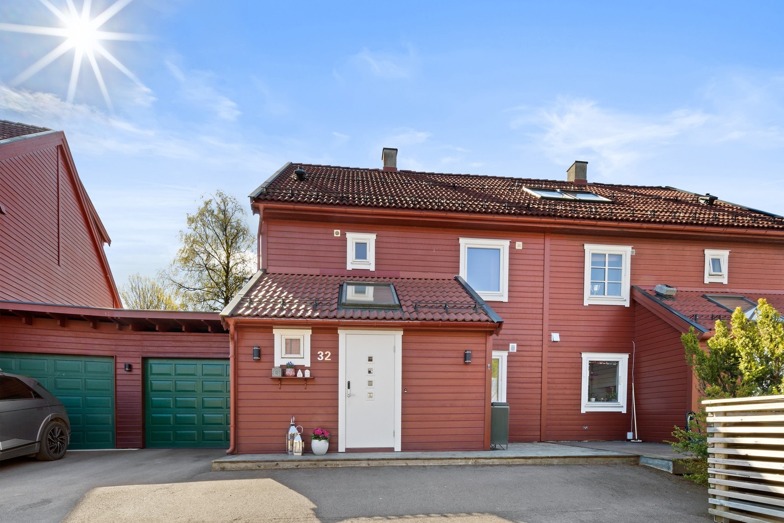 Parkering i garasje for en bil med elbil lader. Ellers parkering på tomten Galleribilde