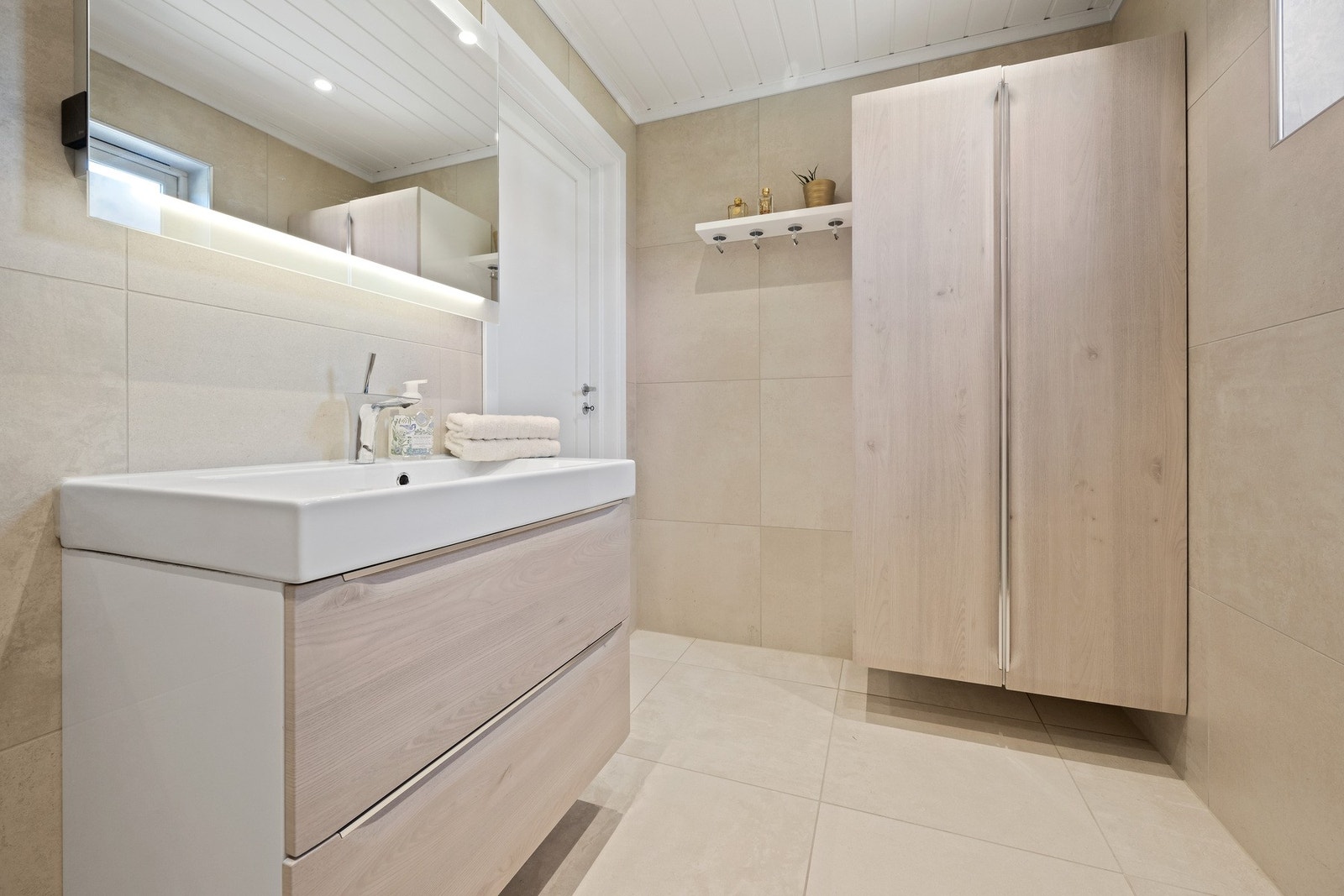 Baderommet i 2.etasje ble pusset opp i 2017. Badet er flislagt og har varmekabler i gulvet og downlights i himling Galleribilde