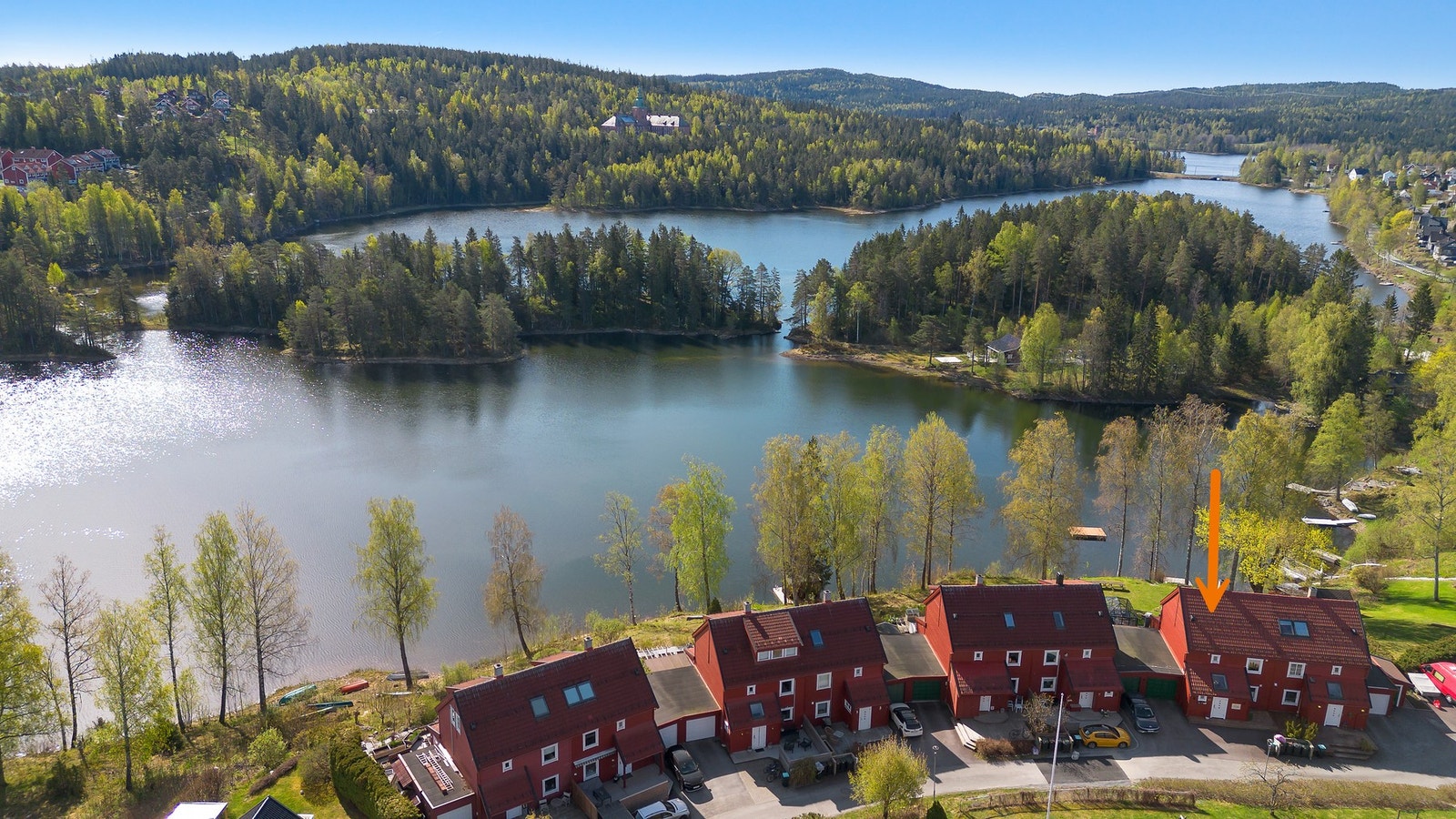Boligen ligger i fine og rolige omgivelser, kun et steinkast fra Svinesjøen med flotte bademuligheter. Engelsrud er et populært, naturskjønt og barnevennlig boligområde i Asker Galleribilde