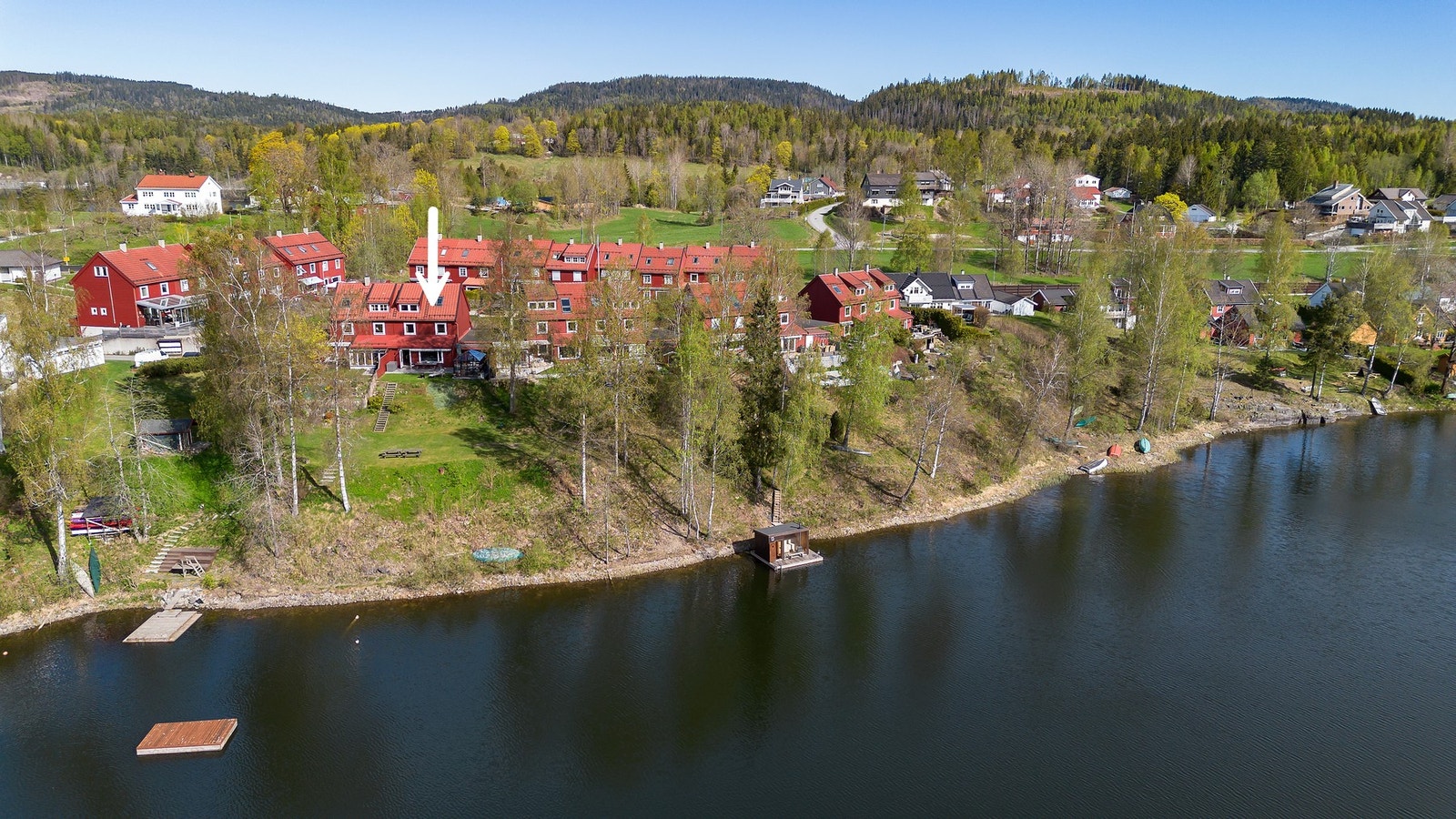 Sameiet har flytende badstue, badebrygge, lekeområder, plass for kajakk/båt m.m. Galleribilde