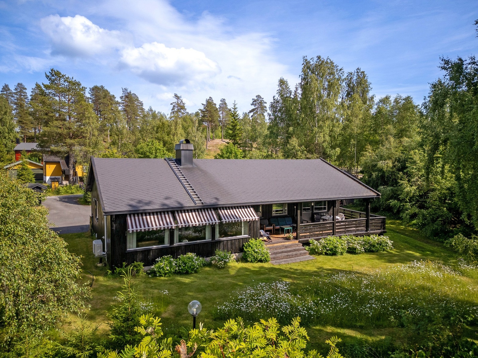 Velkommen til eiendommen Gamle Røislivegen 17 - Sjarmerende enebolig med landlig preg og skjermet beliggenhet. Galleribilde