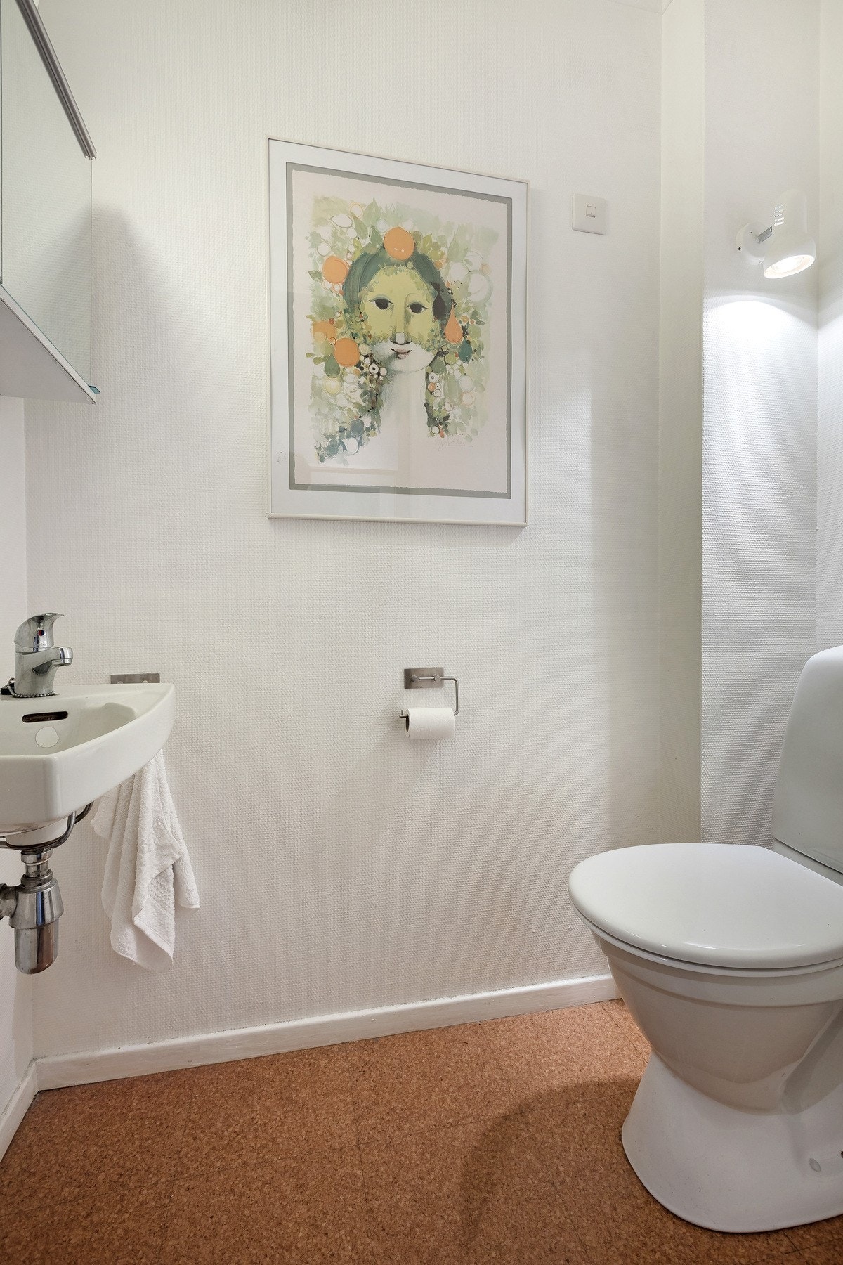 Praktisk toalettrom med servant, i tillegg til badet. Galleribilde