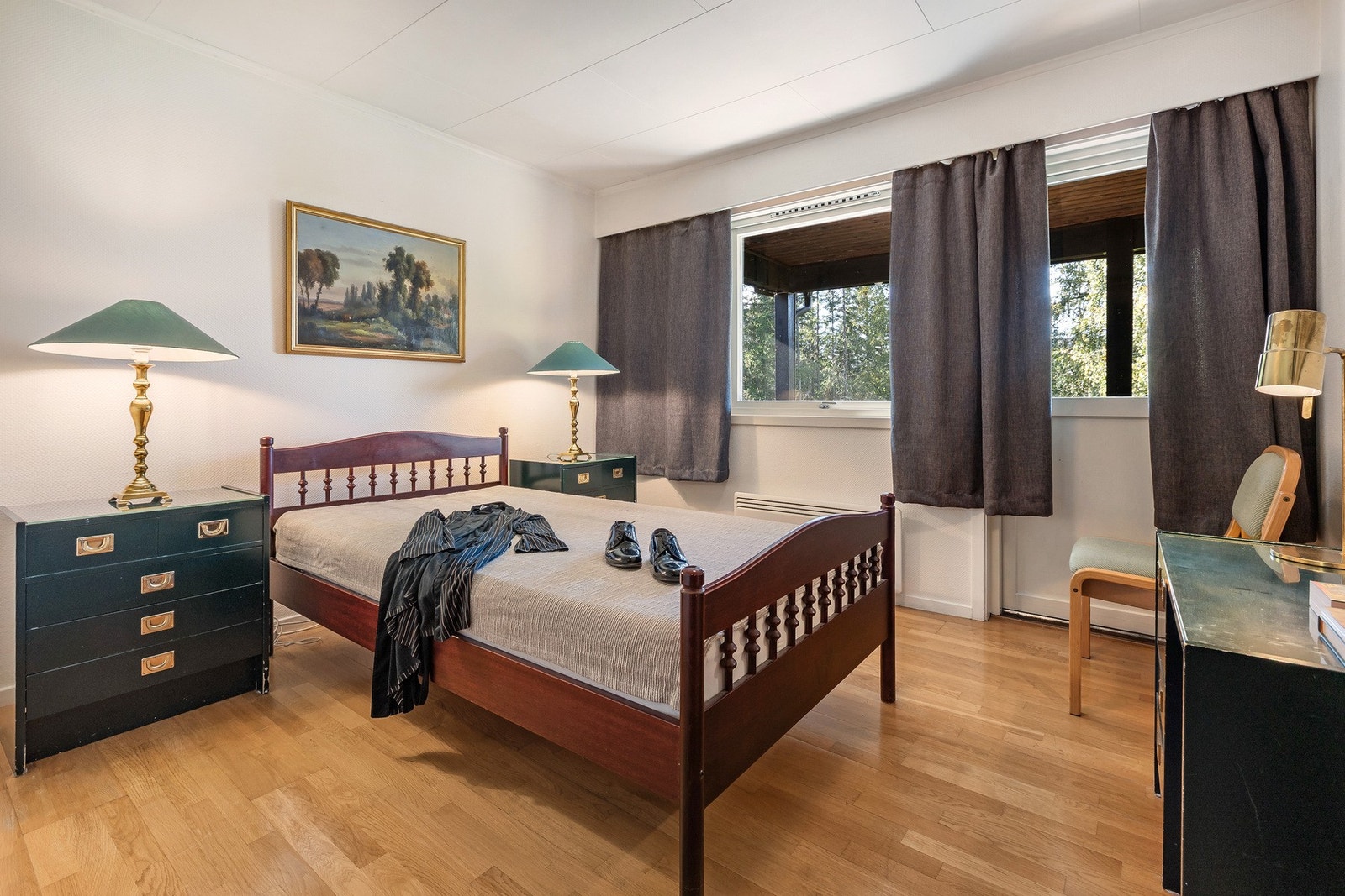 Romslig soverom med god plass til dobbeltseng og oppbevaring. Galleribilde