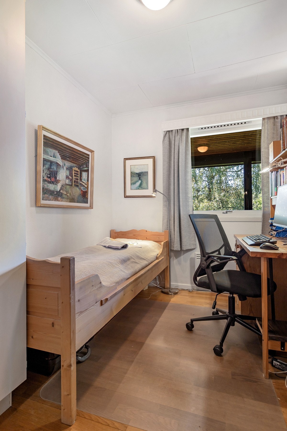 Mindre soverom med vindu mot hagen - perfekt som gjesterom eller hjemmekontor. Galleribilde