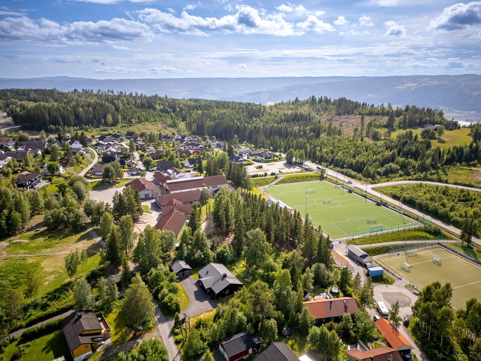 Umiddelbar nærhet til skole, barnehage, dagligvarebutikk og aktivitetstilbud. Galleribilde