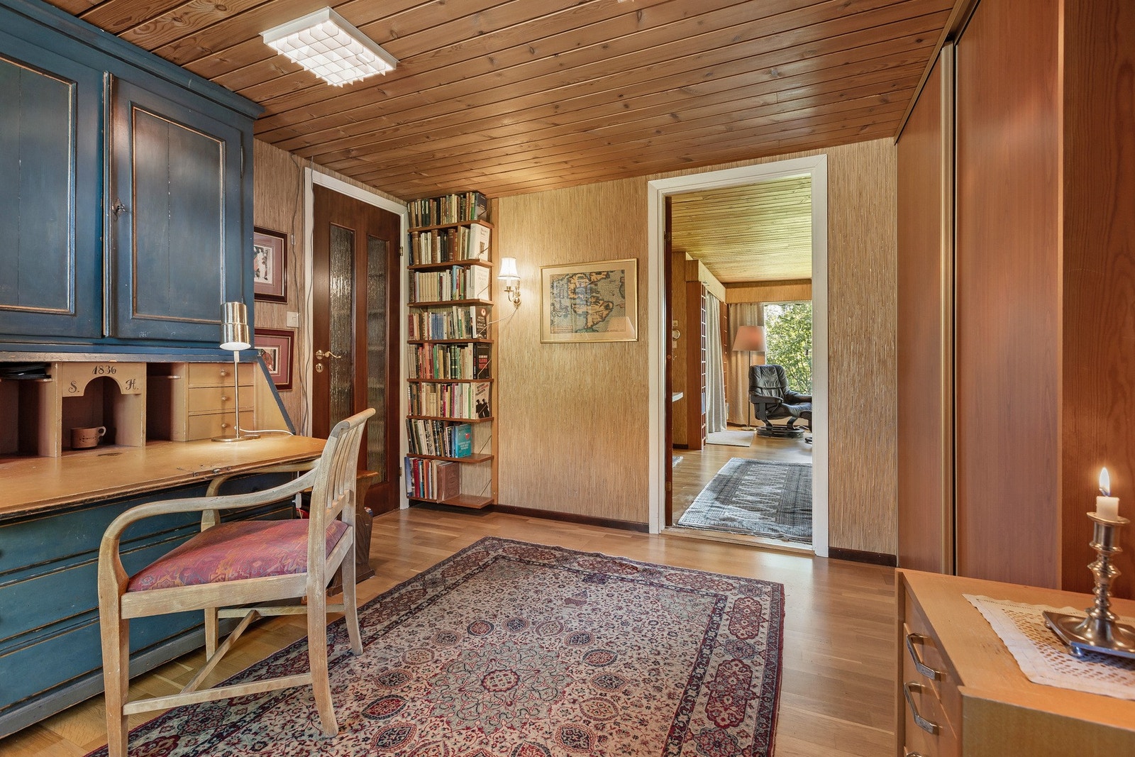 Hyggelig entre med plass til både hjemmekontor og bokhylleløsning. Galleribilde