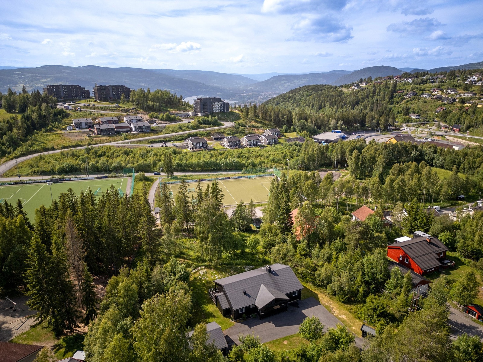 Like ved Røyslimoen finner du flotte idrettsanlegg med kunstgressbaner og lekeområder for barn. Galleribilde