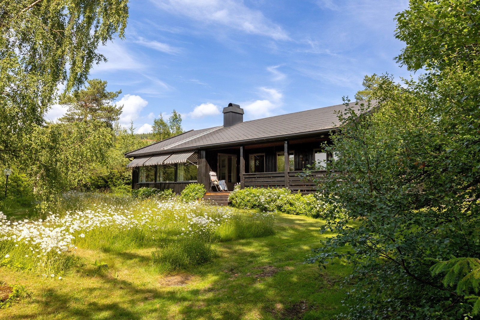 Eiendommen har en idyllisk hage med blomstereng/dels naturtomt rett utenfor. Galleribilde