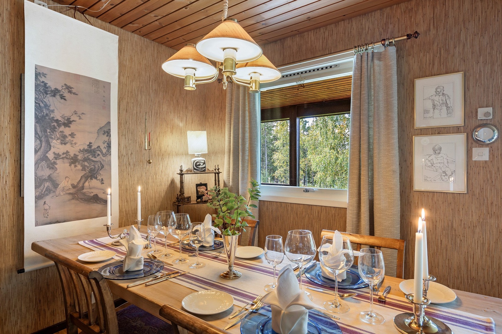 Lun atmosfære med tidsriktige detaljer og godt lysinnslipp. Hyggelig med Biri-tapet på veggene. Galleribilde