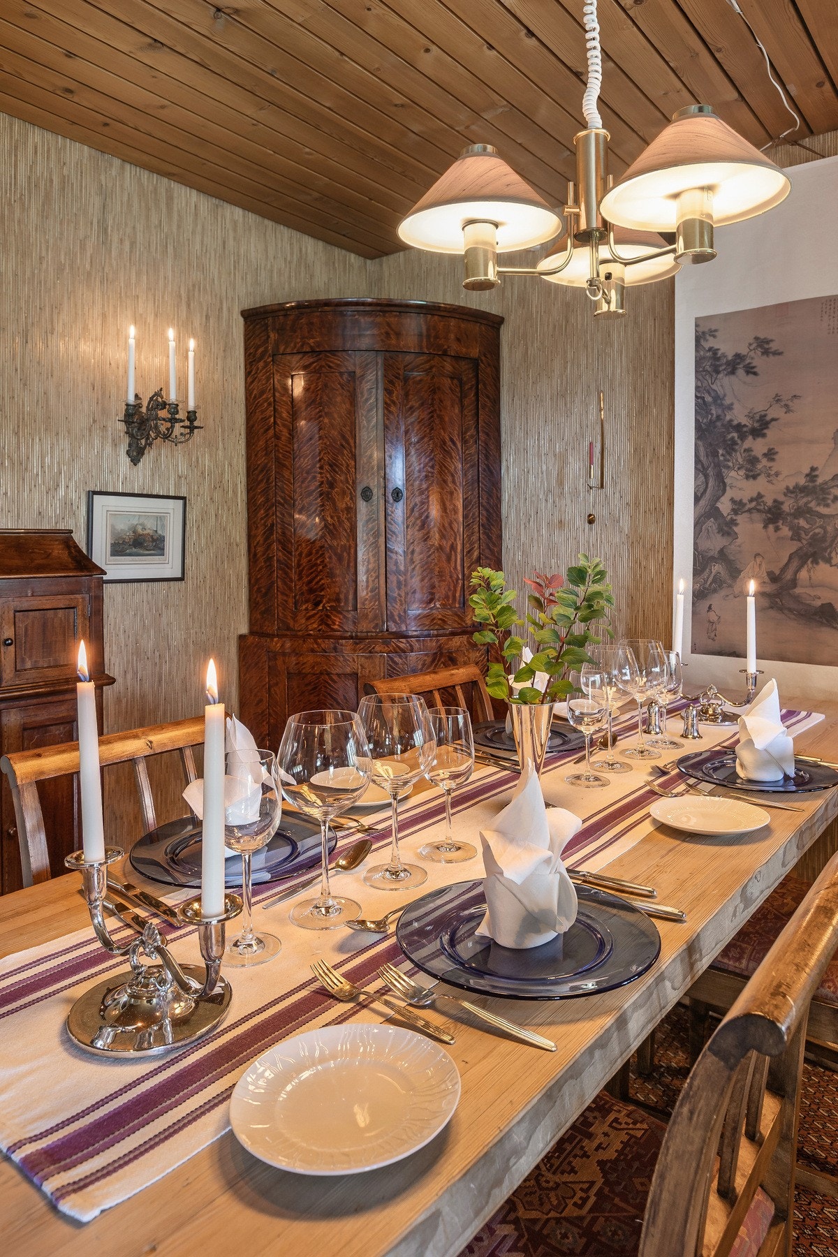 Klassisk og hyggelig spisestue med plass til langbord - perfekt for selskap og familiesamlinger. Galleribilde