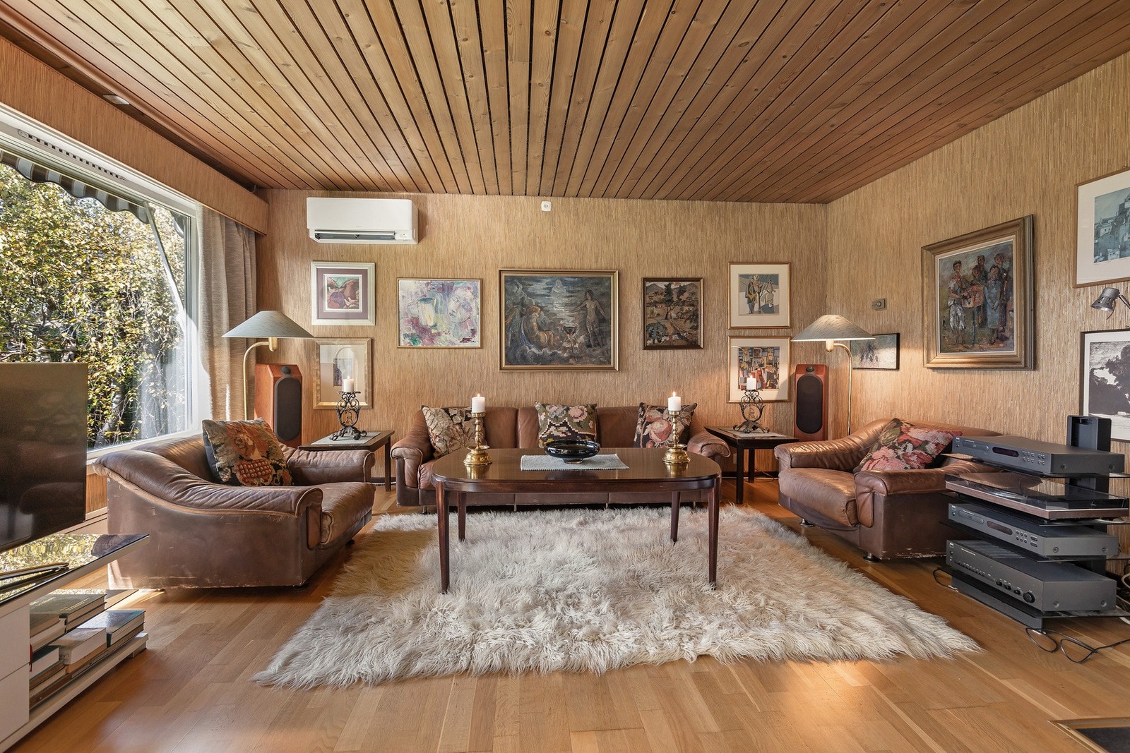 Romslig og innbydende stue med store vindusflater som slipper inn rikelig med dagslys. Galleribilde