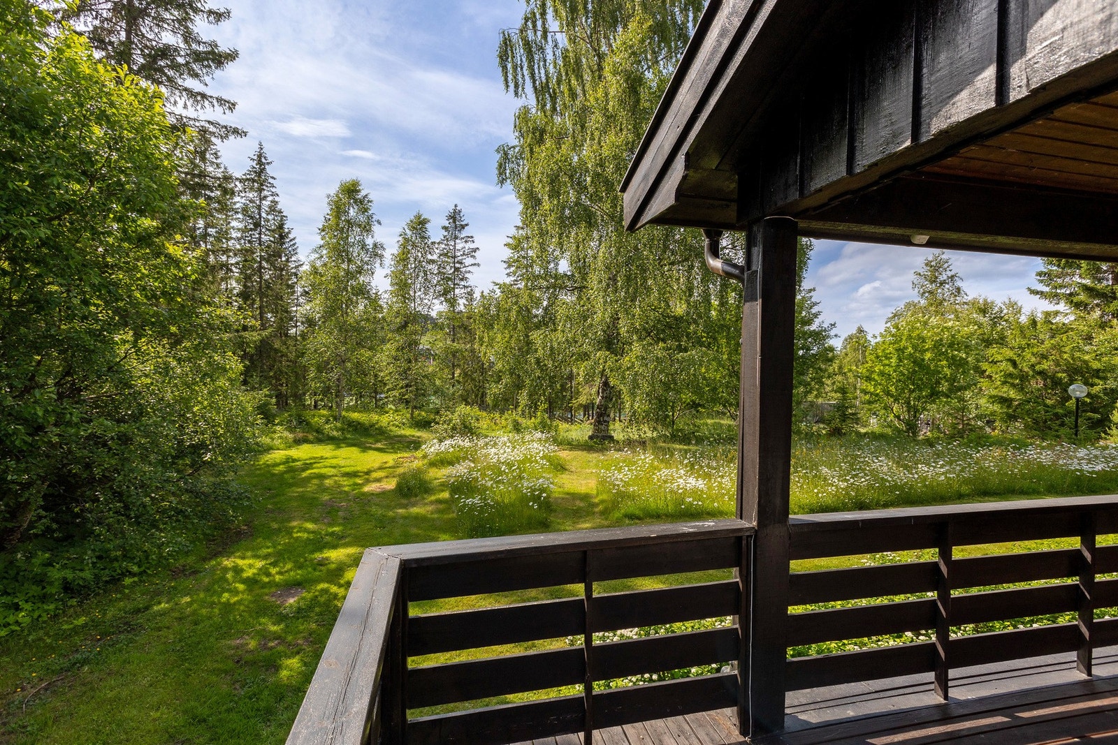 Eiendommen inkluderer en ekstra tomt som gir flere muligheter for bruk eller utvikling. Galleribilde
