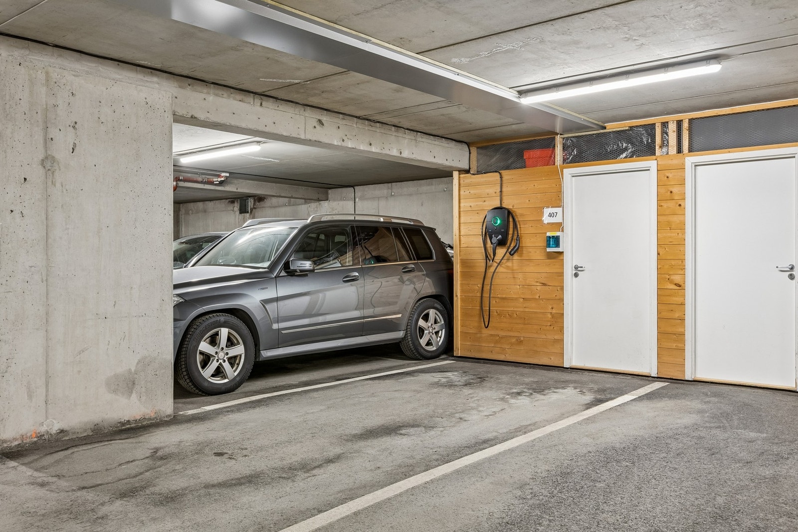 Parkering m/ lader i felles garasjekjeller. Galleribilde