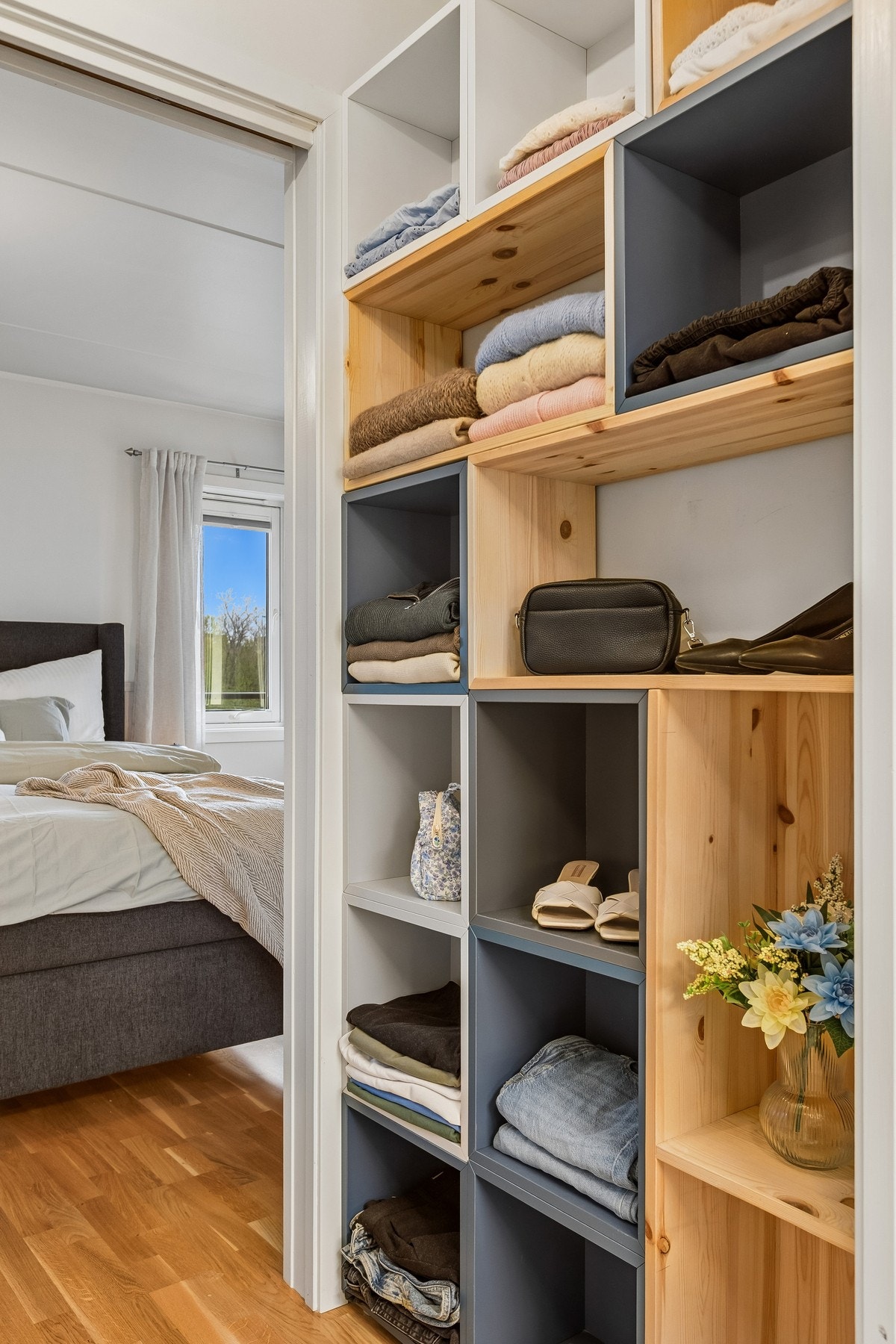 Fra soverom har man tilgang på bod som i dag brukes til walk-in closet. Galleribilde