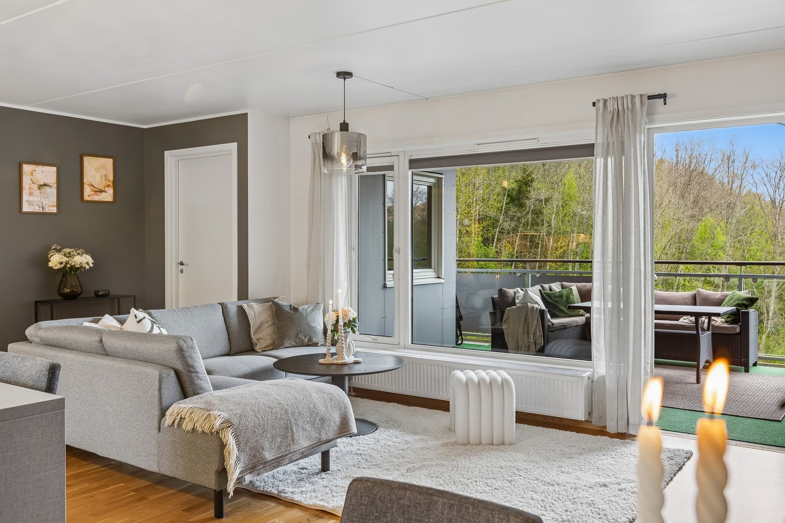 Stort gulvareal gir fine muligheter til å innrede boligen etter behov. Balkongen oppleves som en forlengelse av stuen. Galleribilde