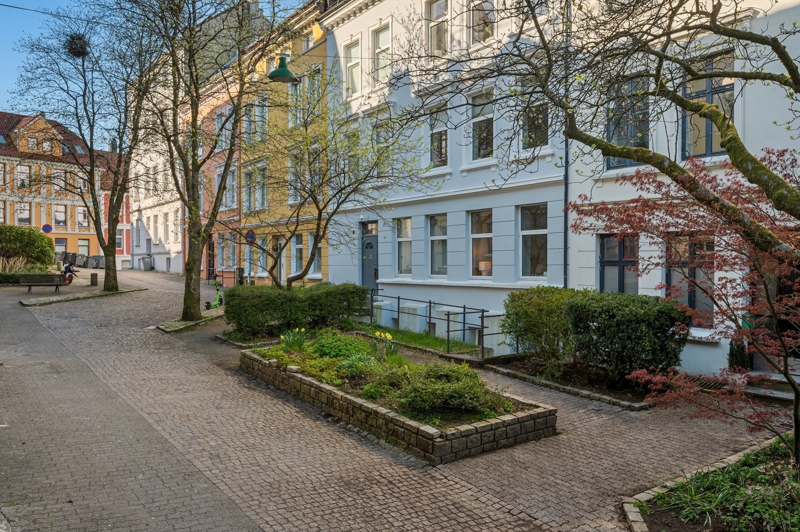 - Beliggende på Høyden, i en litt mindre og nesten bortgjemt gate sammenlignet med andre gater på Nygårdshøyden - men likevel omringet av alt det beste med å bo i sentrum - Galleribilde