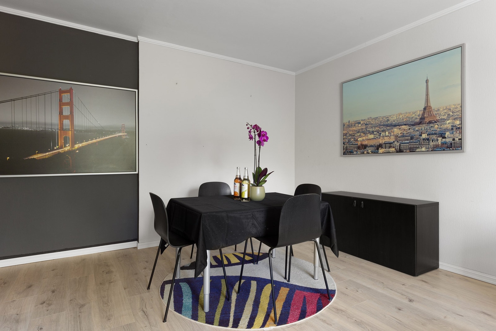 Langs veggen i spisestuedelen er det muligheter for utvidelse av kjøkkenet for installering kjøleskap med fryser samt ekstra oppbevaringsmuligheter. Det har tidligere vært kjøleskap i hjørnet av rommet Galleribilde
