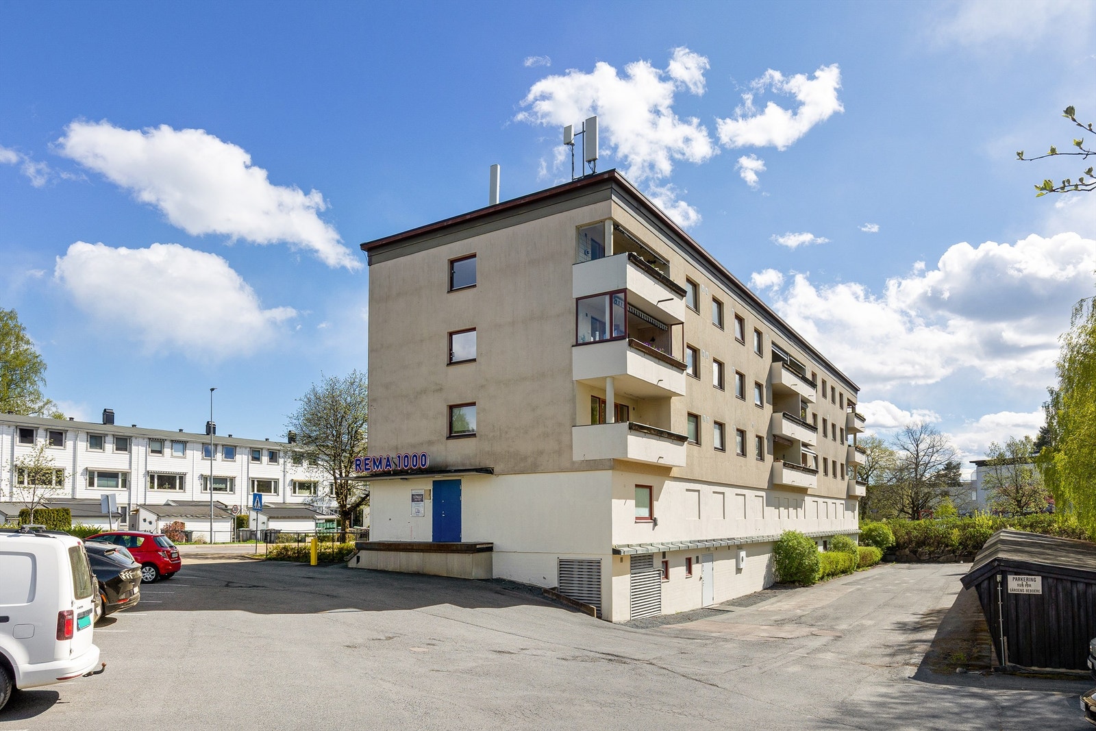 Det er fri parkering for beboere i borettslaget. Bussholdeplass med hyppige avganger ligger rett utenfor. Det er muligheter for å leie garasjeplass etter venteliste Galleribilde